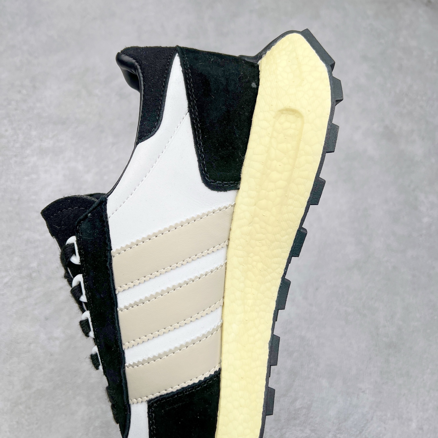 图片[7]-AD Originals Retropy Boost E5系列复古赛车原型一代系列爆米花缓震休闲运动慢跑鞋 复古风格鞋款作为如今的流行趋势之一深受欢迎，正是因此，将品牌历史经典设计与现代材料和技术相融合成为了Originals的创作思路，重新带来那些经典作品并赋予新诠释，使其跨越历史，成为时代标签。通过重新组合品牌历史经典与当代创新技术 Originals推出Retropy E5新鞋款 在延续复古韵味的同时，设计上做出更适应于现代化审美的调整。鞋面采用尼龙材质和绒面革结合打造，搭配BOOST材质中底提供舒适的日常穿着体验。尺码：36 36⅔ 37⅓ 38 38⅔ 39⅓ 40 40⅔ 41⅓ 42 42⅔ 43⅓ 44 45-选品中心