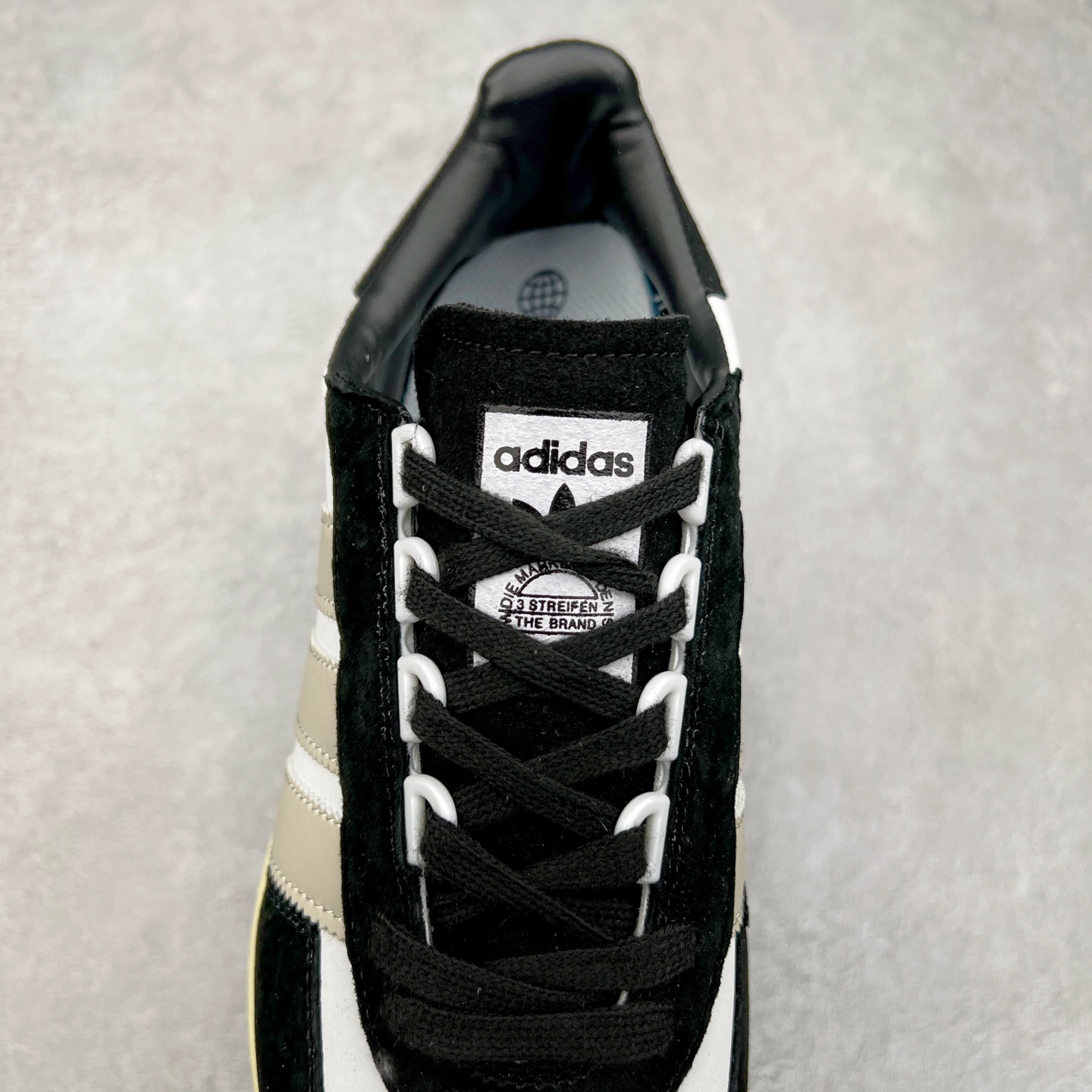 图片[5]-AD Originals Retropy Boost E5系列复古赛车原型一代系列爆米花缓震休闲运动慢跑鞋 复古风格鞋款作为如今的流行趋势之一深受欢迎，正是因此，将品牌历史经典设计与现代材料和技术相融合成为了Originals的创作思路，重新带来那些经典作品并赋予新诠释，使其跨越历史，成为时代标签。通过重新组合品牌历史经典与当代创新技术 Originals推出Retropy E5新鞋款 在延续复古韵味的同时，设计上做出更适应于现代化审美的调整。鞋面采用尼龙材质和绒面革结合打造，搭配BOOST材质中底提供舒适的日常穿着体验。尺码：36 36⅔ 37⅓ 38 38⅔ 39⅓ 40 40⅔ 41⅓ 42 42⅔ 43⅓ 44 45-选品中心