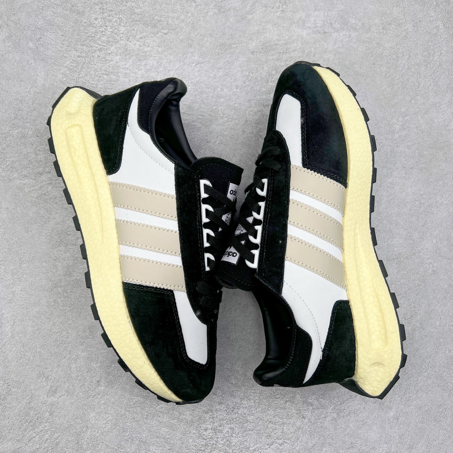 图片[3]-AD Originals Retropy Boost E5系列复古赛车原型一代系列爆米花缓震休闲运动慢跑鞋 复古风格鞋款作为如今的流行趋势之一深受欢迎，正是因此，将品牌历史经典设计与现代材料和技术相融合成为了Originals的创作思路，重新带来那些经典作品并赋予新诠释，使其跨越历史，成为时代标签。通过重新组合品牌历史经典与当代创新技术 Originals推出Retropy E5新鞋款 在延续复古韵味的同时，设计上做出更适应于现代化审美的调整。鞋面采用尼龙材质和绒面革结合打造，搭配BOOST材质中底提供舒适的日常穿着体验。尺码：36 36⅔ 37⅓ 38 38⅔ 39⅓ 40 40⅔ 41⅓ 42 42⅔ 43⅓ 44 45-选品中心