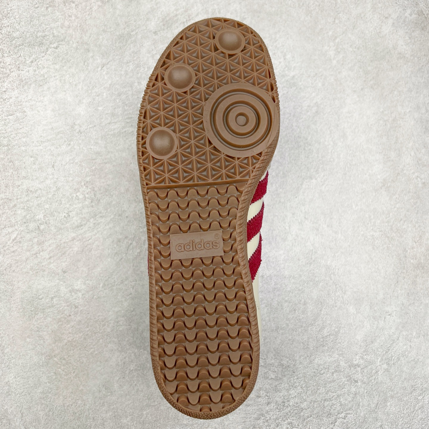 图片[9]-＃纯原福利 AD Original Samba OG 复古经典轻便板鞋 ID1482 正确烫金高频细节 原装纳米超迁皮料 独家私模橡胶大底 原盒原配 正确黑色中底布 这款桑巴鞋展示了高质量的工艺 带有装饰的超锁缝制和无缝的手感 柔软、柔软的皮革造型和标志性的3条纹完成了精致的外观 正规合身鞋带 鞋面上有绒面鞋垫 橡胶鞋底 享受正畸套筒软感 自50年代首次亮相以来就一直在赢得粉丝的青睐 尺码：35.5 36 36.5 37.5 38 38.5 39 40 40.5 41 42 42.5 43 44 44.5 45-选品中心