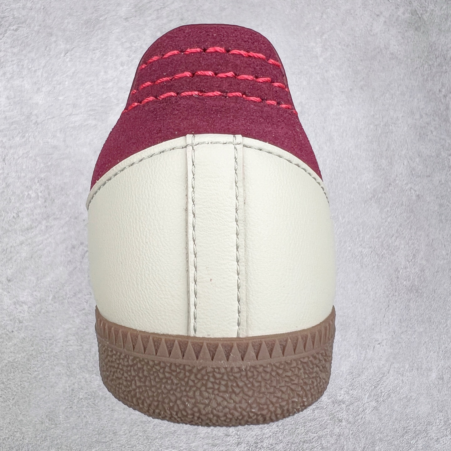 图片[8]-＃纯原福利 AD Original Samba OG 复古经典轻便板鞋 ID1482 正确烫金高频细节 原装纳米超迁皮料 独家私模橡胶大底 原盒原配 正确黑色中底布 这款桑巴鞋展示了高质量的工艺 带有装饰的超锁缝制和无缝的手感 柔软、柔软的皮革造型和标志性的3条纹完成了精致的外观 正规合身鞋带 鞋面上有绒面鞋垫 橡胶鞋底 享受正畸套筒软感 自50年代首次亮相以来就一直在赢得粉丝的青睐 尺码：35.5 36 36.5 37.5 38 38.5 39 40 40.5 41 42 42.5 43 44 44.5 45-选品中心