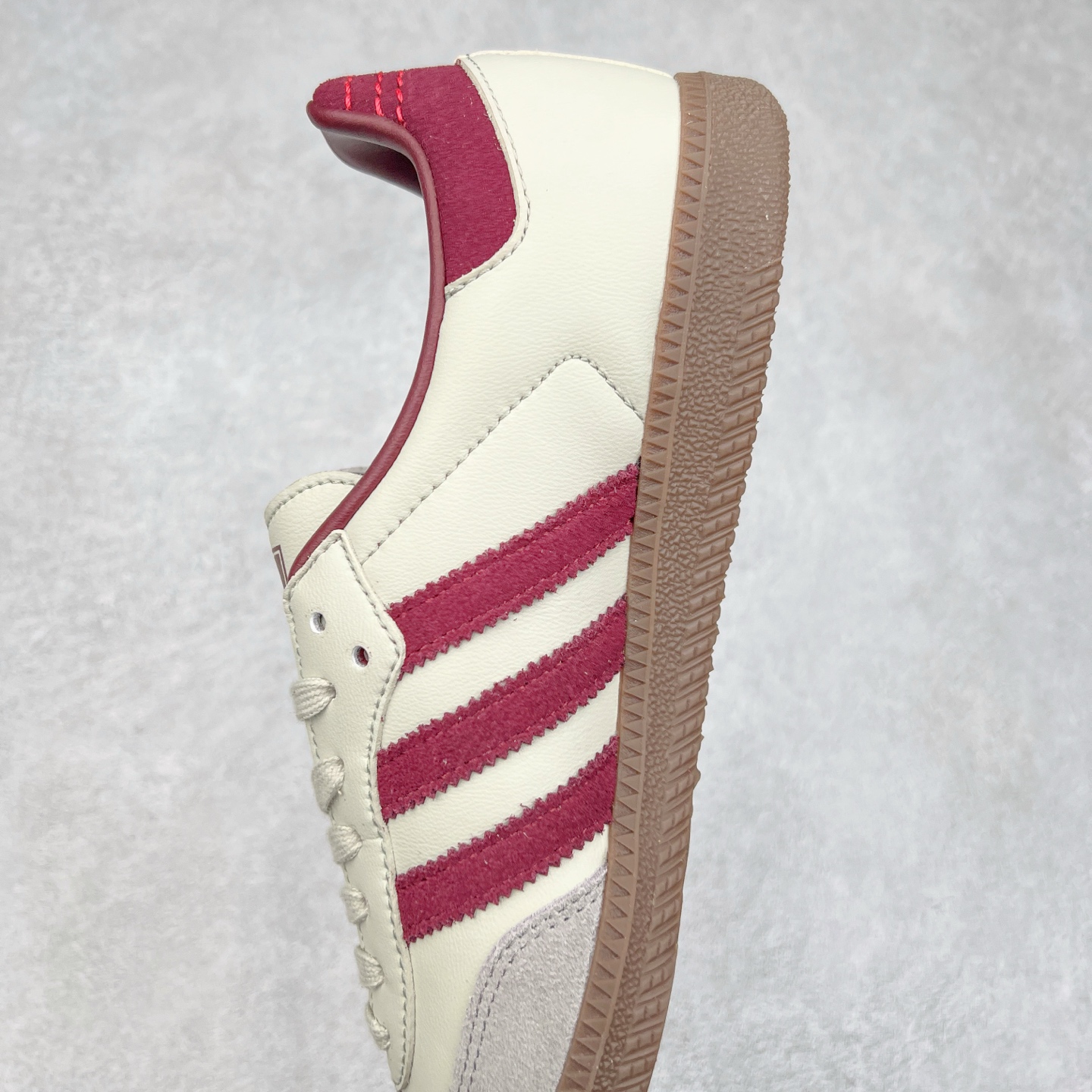 图片[7]-＃纯原福利 AD Original Samba OG 复古经典轻便板鞋 ID1482 正确烫金高频细节 原装纳米超迁皮料 独家私模橡胶大底 原盒原配 正确黑色中底布 这款桑巴鞋展示了高质量的工艺 带有装饰的超锁缝制和无缝的手感 柔软、柔软的皮革造型和标志性的3条纹完成了精致的外观 正规合身鞋带 鞋面上有绒面鞋垫 橡胶鞋底 享受正畸套筒软感 自50年代首次亮相以来就一直在赢得粉丝的青睐 尺码：35.5 36 36.5 37.5 38 38.5 39 40 40.5 41 42 42.5 43 44 44.5 45-选品中心