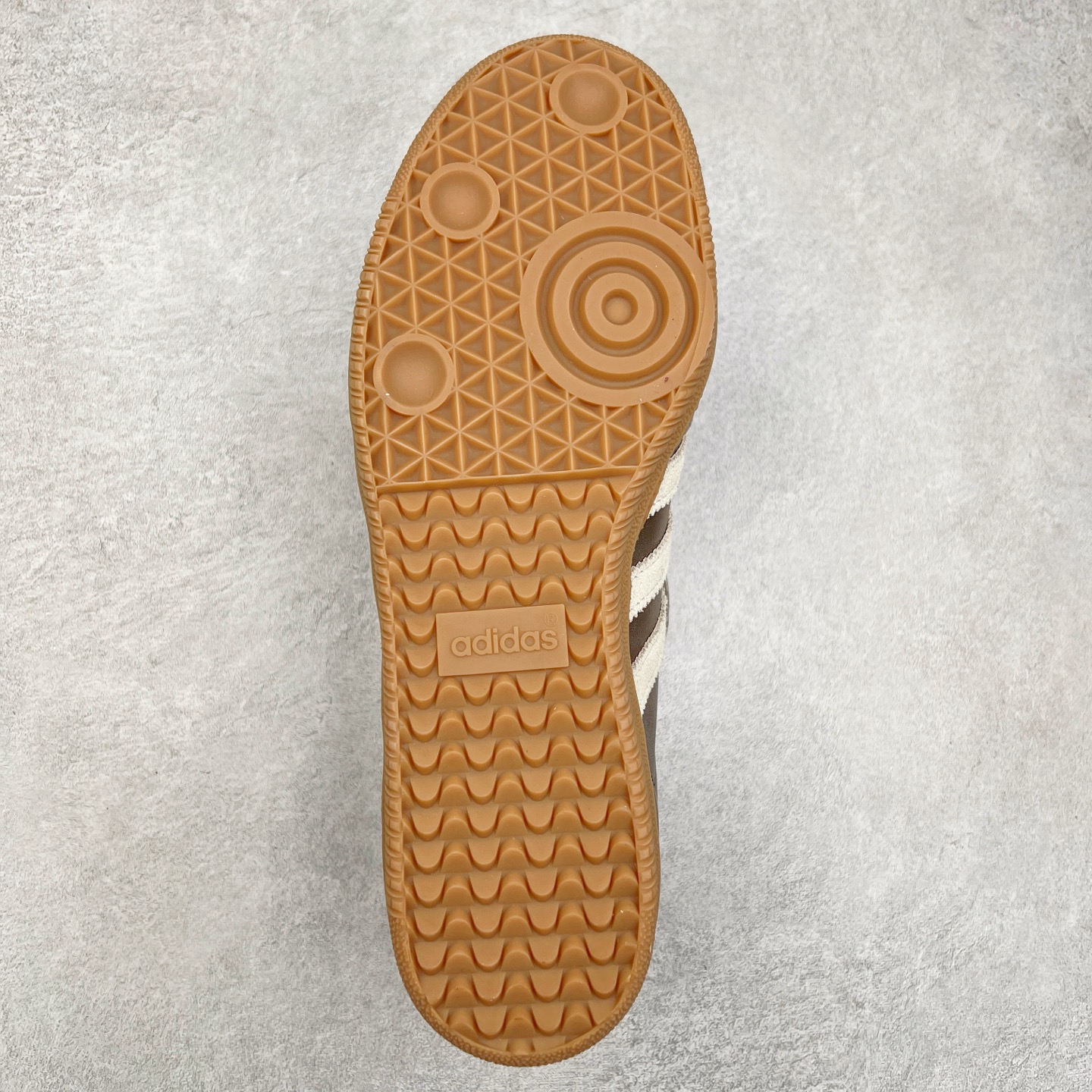 图片[9]-＃纯原福利 AD Original Samba OG 复古经典轻便板鞋 ID1481 正确烫金高频细节 原装纳米超迁皮料 独家私模橡胶大底 原盒原配 正确黑色中底布 这款桑巴鞋展示了高质量的工艺 带有装饰的超锁缝制和无缝的手感 柔软、柔软的皮革造型和标志性的3条纹完成了精致的外观 正规合身鞋带 鞋面上有绒面鞋垫 橡胶鞋底 享受正畸套筒软感 自50年代首次亮相以来就一直在赢得粉丝的青睐 尺码：35.5 36 36.5 37.5 38 38.5 39 40 40.5 41 42 42.5 43 44 44.5 45-选品中心