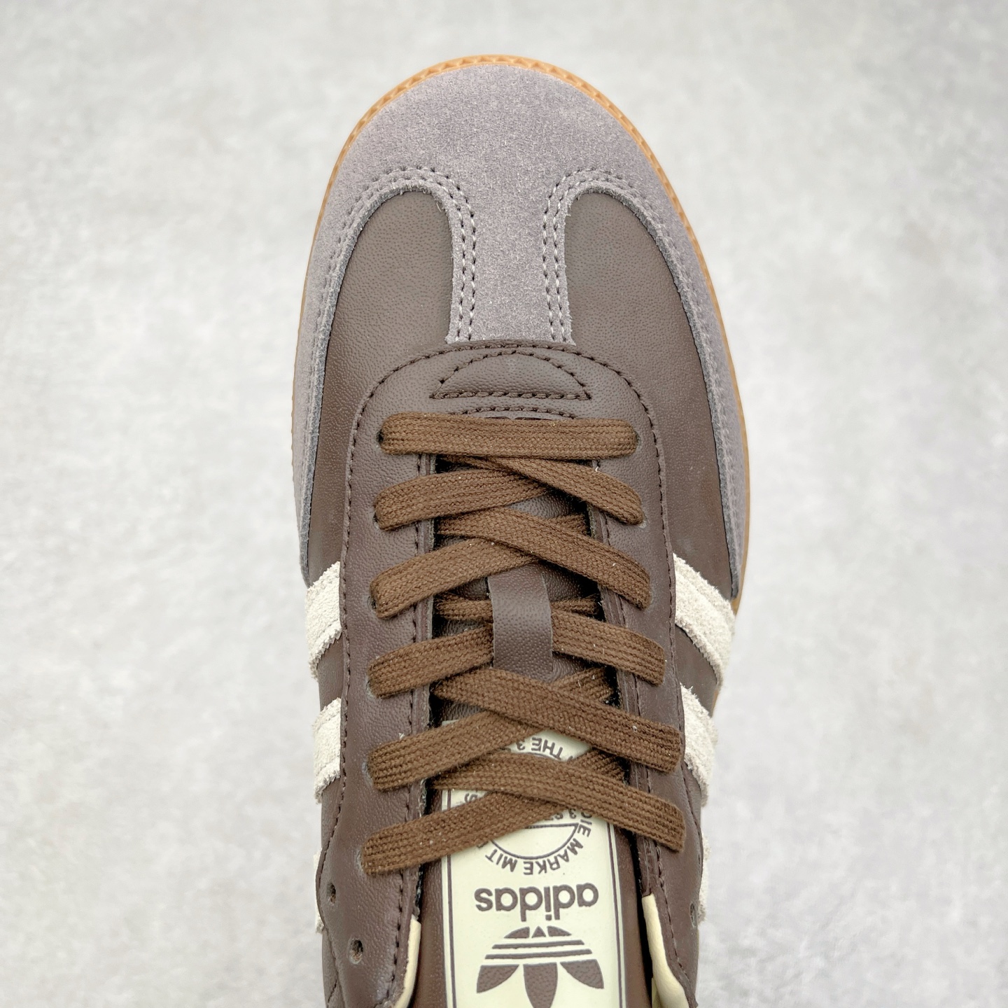 图片[4]-＃纯原福利 AD Original Samba OG 复古经典轻便板鞋 ID1481 正确烫金高频细节 原装纳米超迁皮料 独家私模橡胶大底 原盒原配 正确黑色中底布 这款桑巴鞋展示了高质量的工艺 带有装饰的超锁缝制和无缝的手感 柔软、柔软的皮革造型和标志性的3条纹完成了精致的外观 正规合身鞋带 鞋面上有绒面鞋垫 橡胶鞋底 享受正畸套筒软感 自50年代首次亮相以来就一直在赢得粉丝的青睐 尺码：35.5 36 36.5 37.5 38 38.5 39 40 40.5 41 42 42.5 43 44 44.5 45-选品中心