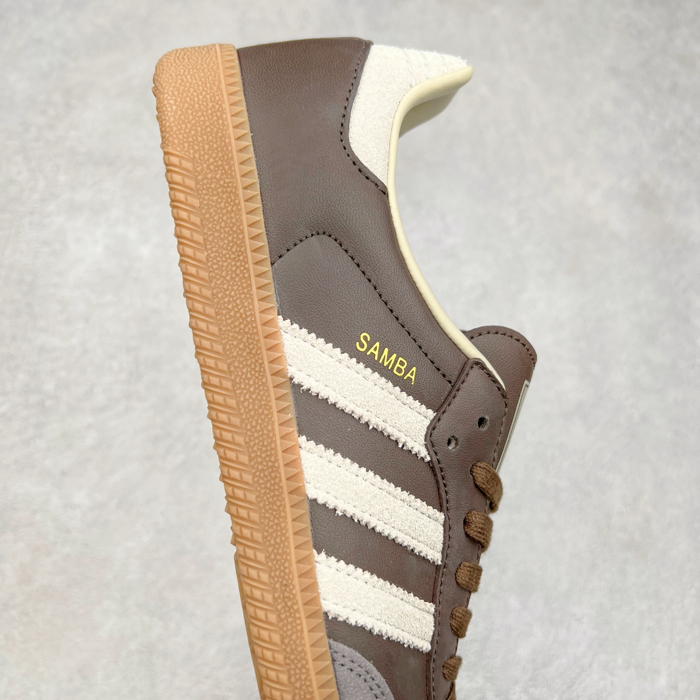 图片[6]-＃纯原福利 AD Original Samba OG 复古经典轻便板鞋 ID1481 正确烫金高频细节 原装纳米超迁皮料 独家私模橡胶大底 原盒原配 正确黑色中底布 这款桑巴鞋展示了高质量的工艺 带有装饰的超锁缝制和无缝的手感 柔软、柔软的皮革造型和标志性的3条纹完成了精致的外观 正规合身鞋带 鞋面上有绒面鞋垫 橡胶鞋底 享受正畸套筒软感 自50年代首次亮相以来就一直在赢得粉丝的青睐 尺码：35.5 36 36.5 37.5 38 38.5 39 40 40.5 41 42 42.5 43 44 44.5 45-选品中心