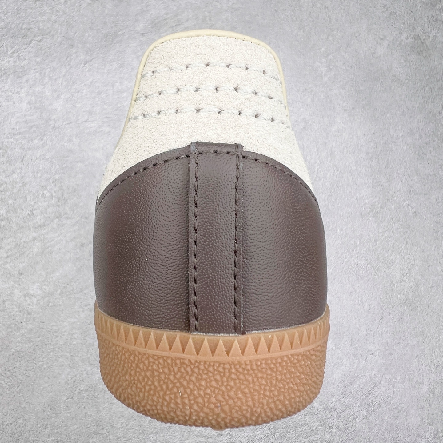 图片[8]-＃纯原福利 AD Original Samba OG 复古经典轻便板鞋 ID1481 正确烫金高频细节 原装纳米超迁皮料 独家私模橡胶大底 原盒原配 正确黑色中底布 这款桑巴鞋展示了高质量的工艺 带有装饰的超锁缝制和无缝的手感 柔软、柔软的皮革造型和标志性的3条纹完成了精致的外观 正规合身鞋带 鞋面上有绒面鞋垫 橡胶鞋底 享受正畸套筒软感 自50年代首次亮相以来就一直在赢得粉丝的青睐 尺码：35.5 36 36.5 37.5 38 38.5 39 40 40.5 41 42 42.5 43 44 44.5 45-选品中心