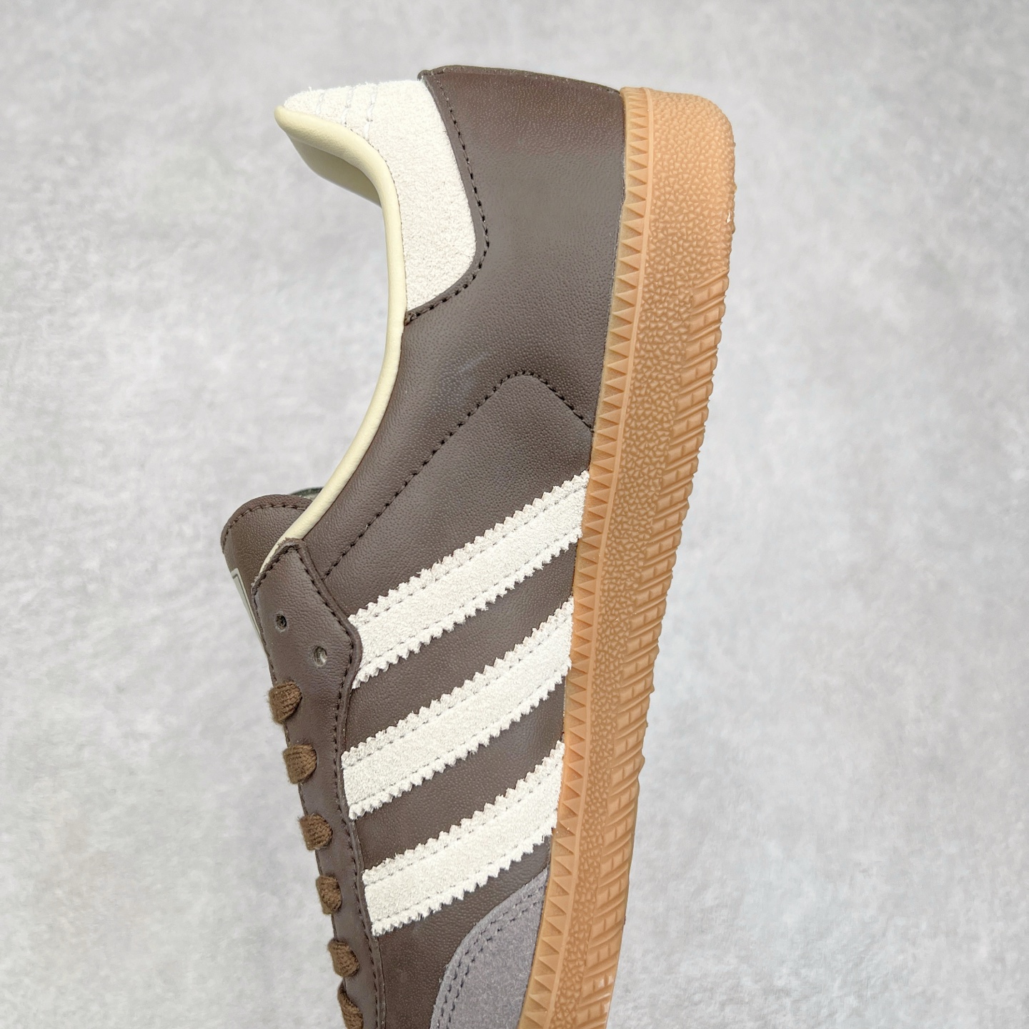 图片[7]-＃纯原福利 AD Original Samba OG 复古经典轻便板鞋 ID1481 正确烫金高频细节 原装纳米超迁皮料 独家私模橡胶大底 原盒原配 正确黑色中底布 这款桑巴鞋展示了高质量的工艺 带有装饰的超锁缝制和无缝的手感 柔软、柔软的皮革造型和标志性的3条纹完成了精致的外观 正规合身鞋带 鞋面上有绒面鞋垫 橡胶鞋底 享受正畸套筒软感 自50年代首次亮相以来就一直在赢得粉丝的青睐 尺码：35.5 36 36.5 37.5 38 38.5 39 40 40.5 41 42 42.5 43 44 44.5 45-选品中心