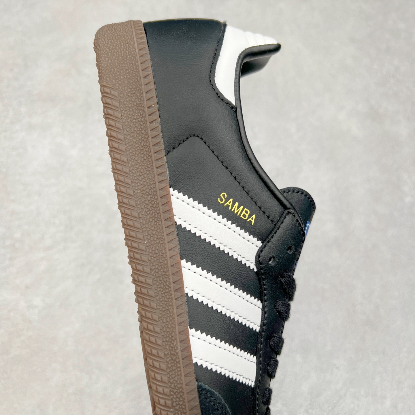 图片[6]-＃纯原福利 AD Original Samba OG 复古经典轻便板鞋 B75807 正确烫金高频细节 原装纳米超迁皮料 独家私模橡胶大底 原盒原配 正确黑色中底布 这款桑巴鞋展示了高质量的工艺 带有装饰的超锁缝制和无缝的手感 柔软、柔软的皮革造型和标志性的3条纹完成了精致的外观 正规合身鞋带 鞋面上有绒面鞋垫 橡胶鞋底 享受正畸套筒软感 自50年代首次亮相以来就一直在赢得粉丝的青睐 尺码：35.5 36 36.5 37.5 38 38.5 39 40 40.5 41 42 42.5 43 44 44.5 45-选品中心