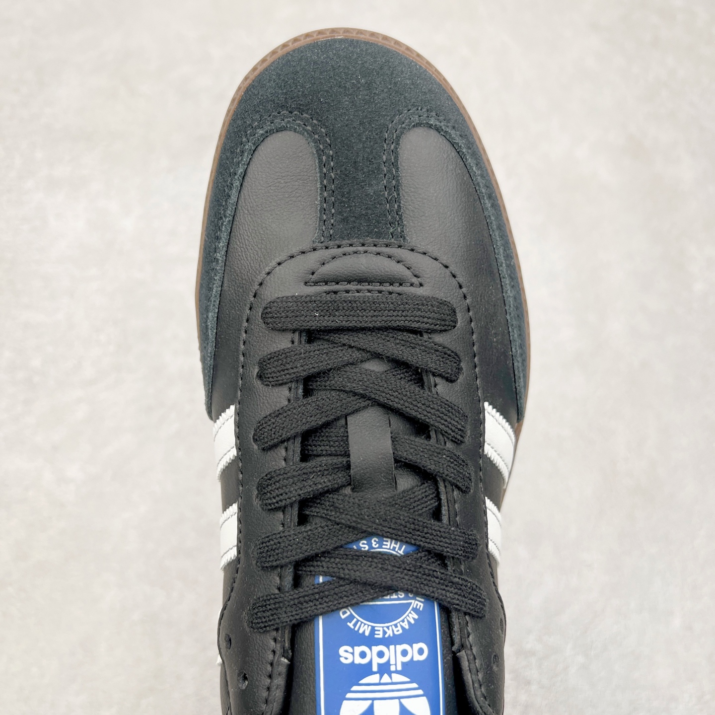 图片[4]-＃纯原福利 AD Original Samba OG 复古经典轻便板鞋 B75807 正确烫金高频细节 原装纳米超迁皮料 独家私模橡胶大底 原盒原配 正确黑色中底布 这款桑巴鞋展示了高质量的工艺 带有装饰的超锁缝制和无缝的手感 柔软、柔软的皮革造型和标志性的3条纹完成了精致的外观 正规合身鞋带 鞋面上有绒面鞋垫 橡胶鞋底 享受正畸套筒软感 自50年代首次亮相以来就一直在赢得粉丝的青睐 尺码：35.5 36 36.5 37.5 38 38.5 39 40 40.5 41 42 42.5 43 44 44.5 45-选品中心