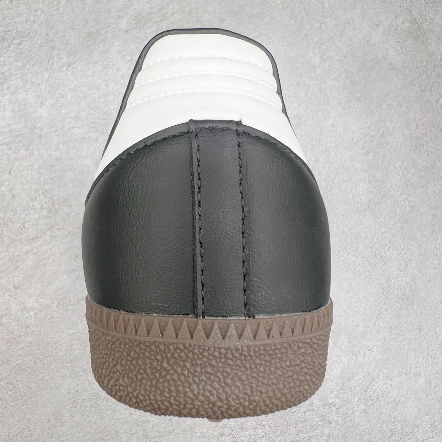 图片[8]-＃纯原福利 AD Original Samba OG 复古经典轻便板鞋 B75807 正确烫金高频细节 原装纳米超迁皮料 独家私模橡胶大底 原盒原配 正确黑色中底布 这款桑巴鞋展示了高质量的工艺 带有装饰的超锁缝制和无缝的手感 柔软、柔软的皮革造型和标志性的3条纹完成了精致的外观 正规合身鞋带 鞋面上有绒面鞋垫 橡胶鞋底 享受正畸套筒软感 自50年代首次亮相以来就一直在赢得粉丝的青睐 尺码：35.5 36 36.5 37.5 38 38.5 39 40 40.5 41 42 42.5 43 44 44.5 45-选品中心