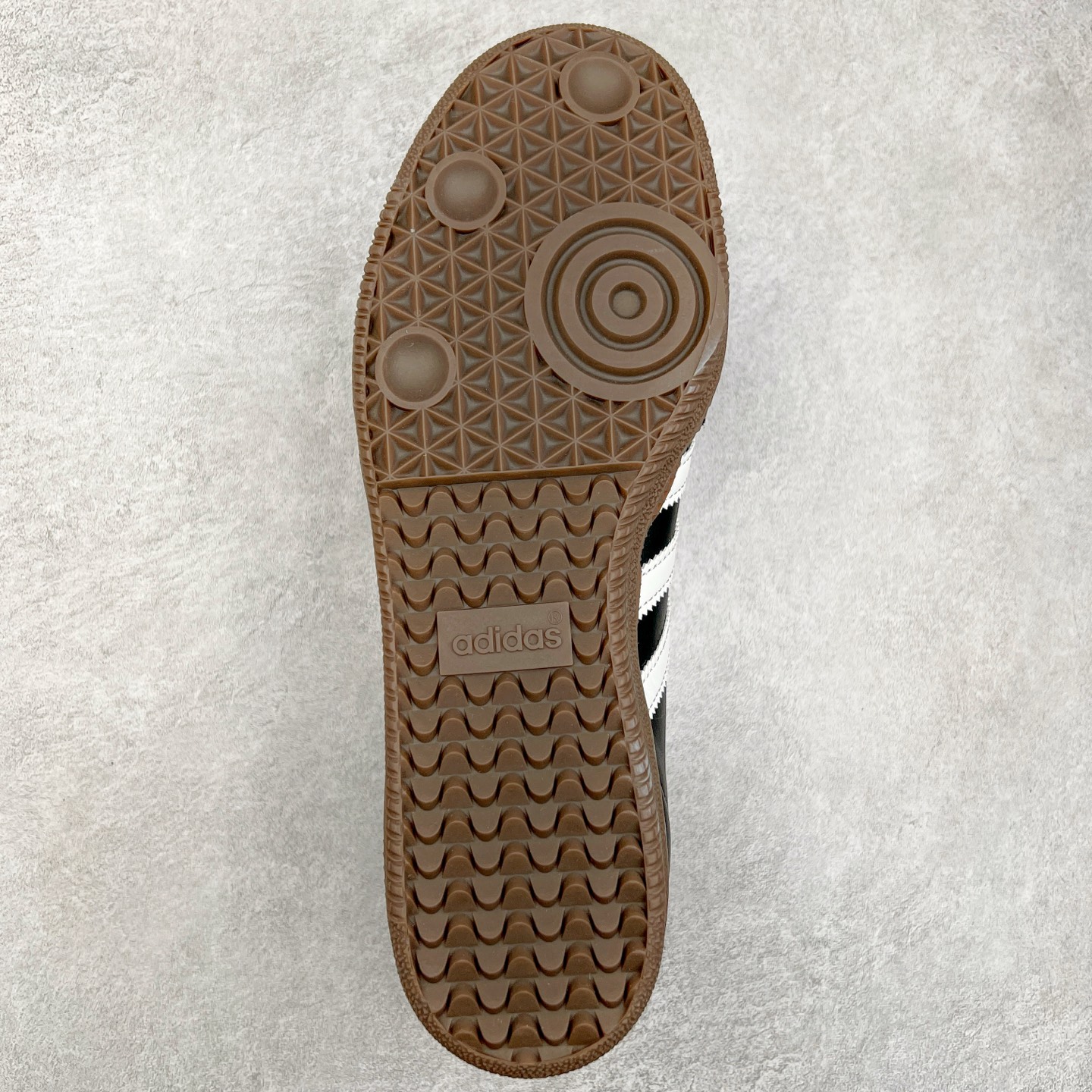 图片[9]-＃纯原福利 AD Original Samba OG 复古经典轻便板鞋 B75807 正确烫金高频细节 原装纳米超迁皮料 独家私模橡胶大底 原盒原配 正确黑色中底布 这款桑巴鞋展示了高质量的工艺 带有装饰的超锁缝制和无缝的手感 柔软、柔软的皮革造型和标志性的3条纹完成了精致的外观 正规合身鞋带 鞋面上有绒面鞋垫 橡胶鞋底 享受正畸套筒软感 自50年代首次亮相以来就一直在赢得粉丝的青睐 尺码：35.5 36 36.5 37.5 38 38.5 39 40 40.5 41 42 42.5 43 44 44.5 45-选品中心