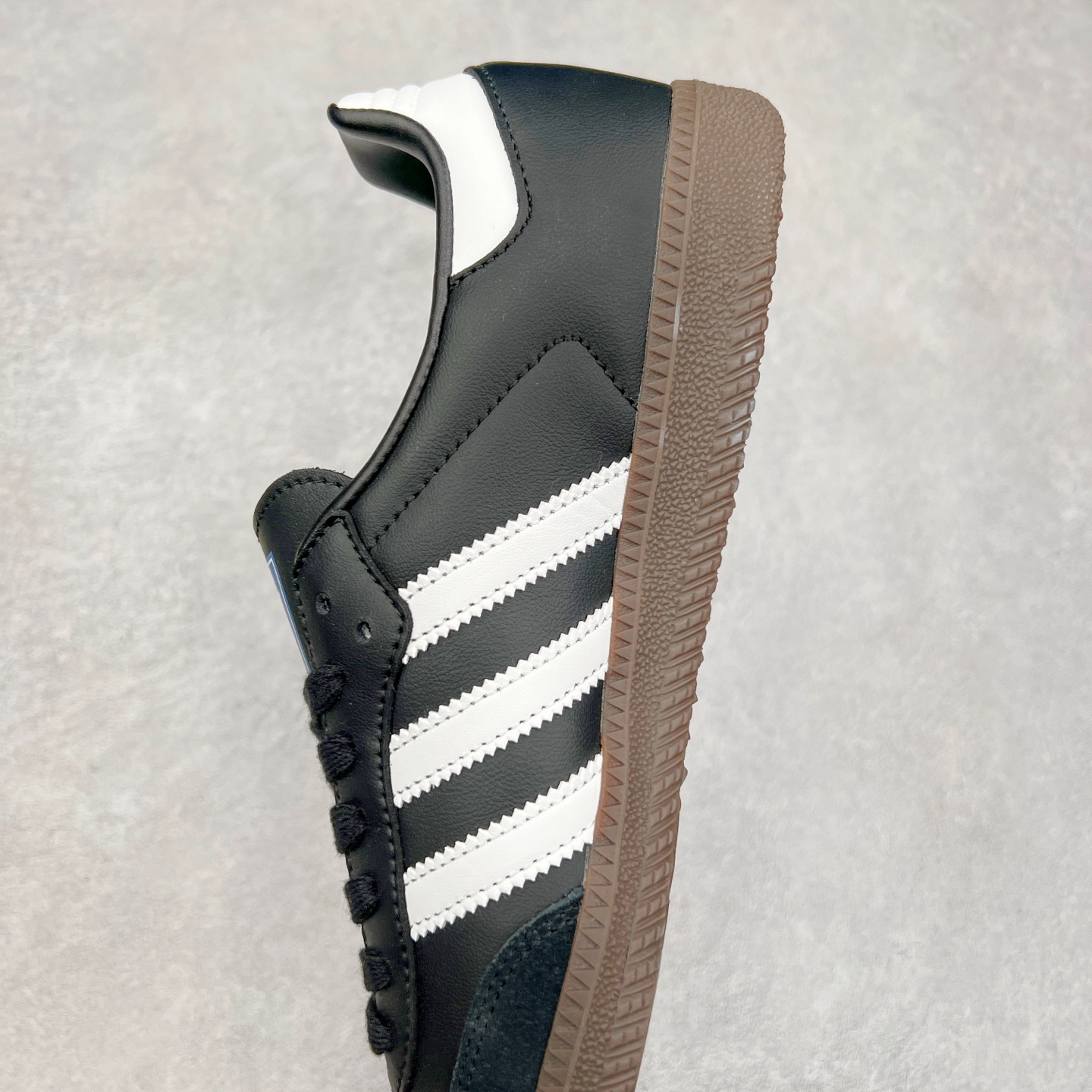 图片[7]-＃纯原福利 AD Original Samba OG 复古经典轻便板鞋 B75807 正确烫金高频细节 原装纳米超迁皮料 独家私模橡胶大底 原盒原配 正确黑色中底布 这款桑巴鞋展示了高质量的工艺 带有装饰的超锁缝制和无缝的手感 柔软、柔软的皮革造型和标志性的3条纹完成了精致的外观 正规合身鞋带 鞋面上有绒面鞋垫 橡胶鞋底 享受正畸套筒软感 自50年代首次亮相以来就一直在赢得粉丝的青睐 尺码：35.5 36 36.5 37.5 38 38.5 39 40 40.5 41 42 42.5 43 44 44.5 45-选品中心