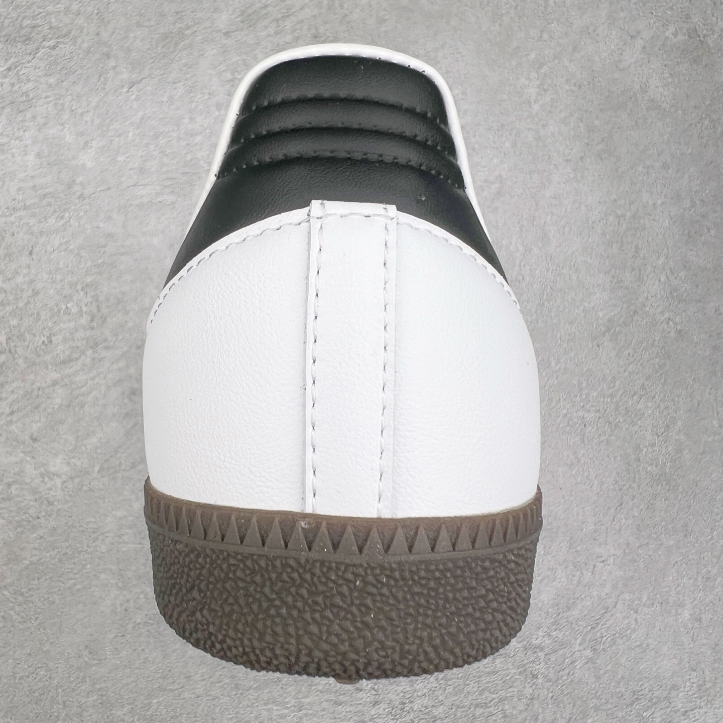 图片[8]-＃纯原福利 AD Original Samba OG 复古经典轻便板鞋 B75806 正确烫金高频细节 原装纳米超迁皮料 独家私模橡胶大底 原盒原配 正确黑色中底布 这款桑巴鞋展示了高质量的工艺 带有装饰的超锁缝制和无缝的手感 柔软、柔软的皮革造型和标志性的3条纹完成了精致的外观 正规合身鞋带 鞋面上有绒面鞋垫 橡胶鞋底 享受正畸套筒软感 自50年代首次亮相以来就一直在赢得粉丝的青睐 尺码：35.5 36 36.5 37.5 38 38.5 39 40 40.5 41 42 42.5 43 44 44.5 45-选品中心