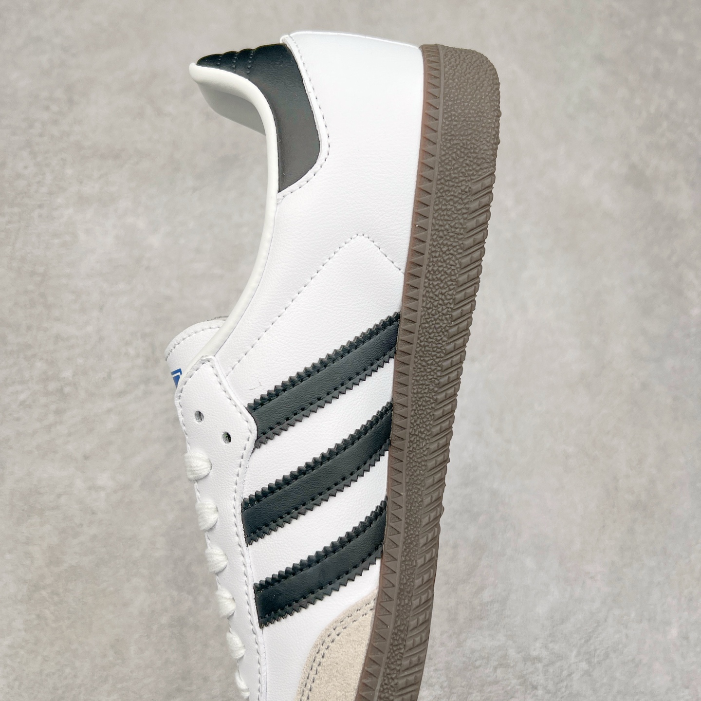 图片[7]-＃纯原福利 AD Original Samba OG 复古经典轻便板鞋 B75806 正确烫金高频细节 原装纳米超迁皮料 独家私模橡胶大底 原盒原配 正确黑色中底布 这款桑巴鞋展示了高质量的工艺 带有装饰的超锁缝制和无缝的手感 柔软、柔软的皮革造型和标志性的3条纹完成了精致的外观 正规合身鞋带 鞋面上有绒面鞋垫 橡胶鞋底 享受正畸套筒软感 自50年代首次亮相以来就一直在赢得粉丝的青睐 尺码：35.5 36 36.5 37.5 38 38.5 39 40 40.5 41 42 42.5 43 44 44.5 45-选品中心