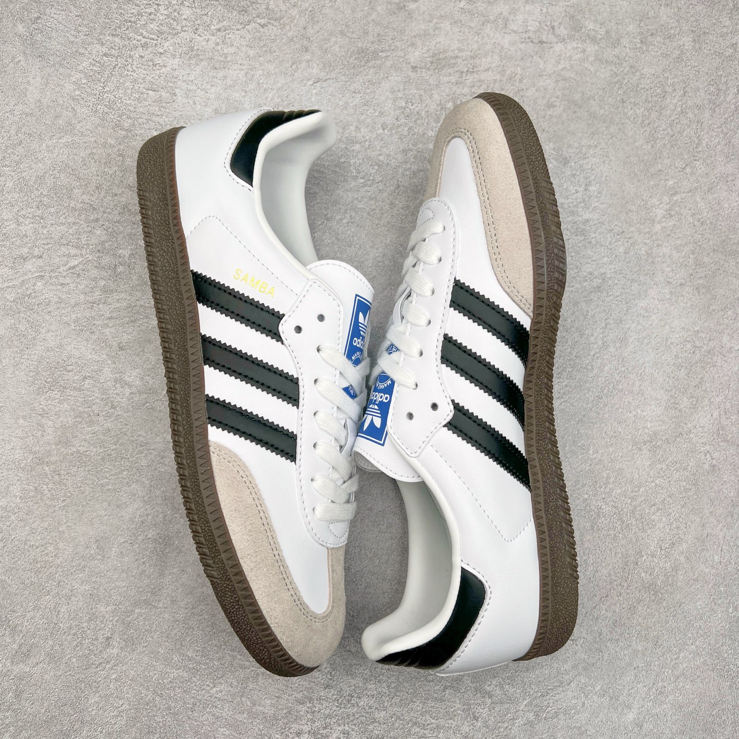 图片[3]-＃纯原福利 AD Original Samba OG 复古经典轻便板鞋 B75806 正确烫金高频细节 原装纳米超迁皮料 独家私模橡胶大底 原盒原配 正确黑色中底布 这款桑巴鞋展示了高质量的工艺 带有装饰的超锁缝制和无缝的手感 柔软、柔软的皮革造型和标志性的3条纹完成了精致的外观 正规合身鞋带 鞋面上有绒面鞋垫 橡胶鞋底 享受正畸套筒软感 自50年代首次亮相以来就一直在赢得粉丝的青睐 尺码：35.5 36 36.5 37.5 38 38.5 39 40 40.5 41 42 42.5 43 44 44.5 45-选品中心