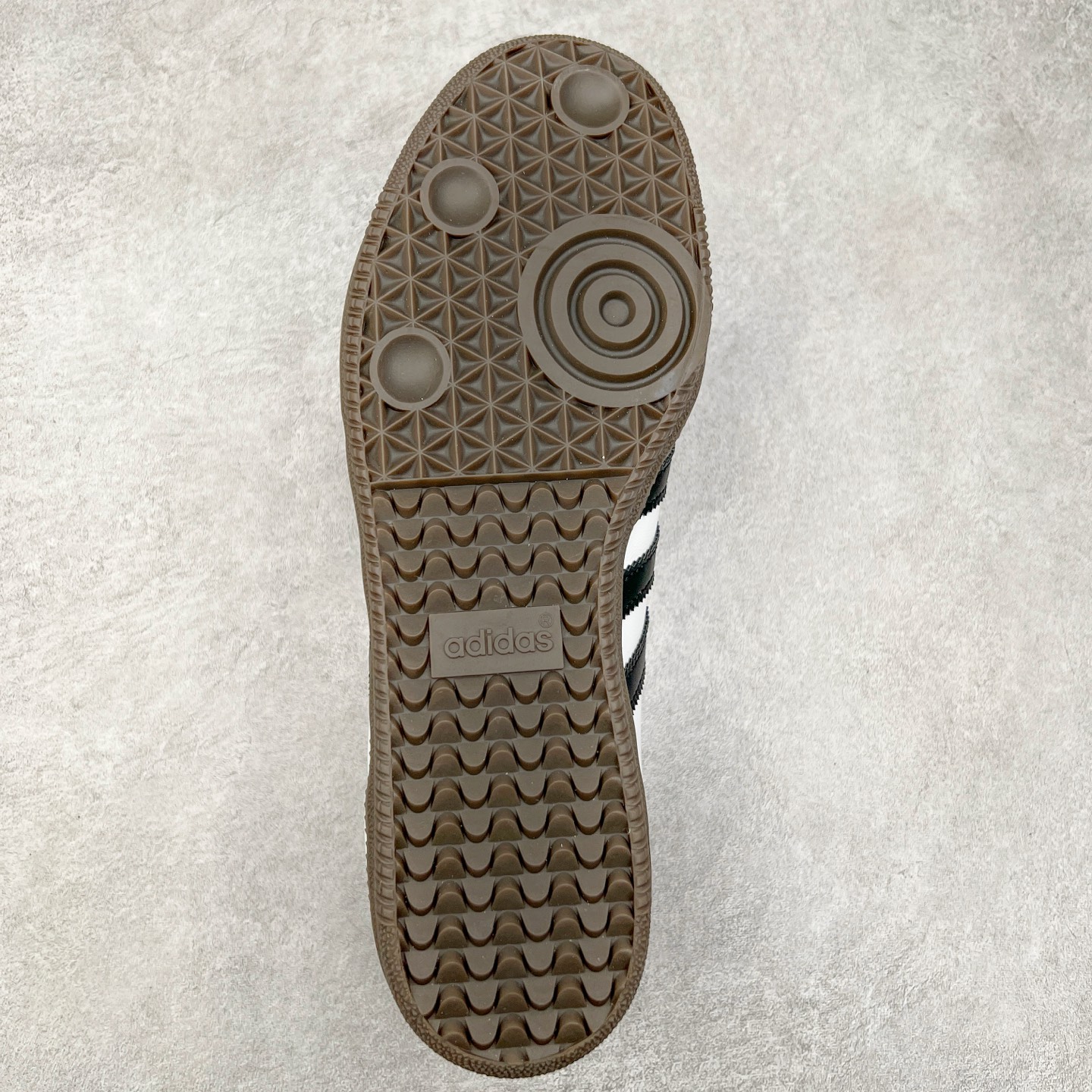 图片[9]-＃纯原福利 AD Original Samba OG 复古经典轻便板鞋 B75806 正确烫金高频细节 原装纳米超迁皮料 独家私模橡胶大底 原盒原配 正确黑色中底布 这款桑巴鞋展示了高质量的工艺 带有装饰的超锁缝制和无缝的手感 柔软、柔软的皮革造型和标志性的3条纹完成了精致的外观 正规合身鞋带 鞋面上有绒面鞋垫 橡胶鞋底 享受正畸套筒软感 自50年代首次亮相以来就一直在赢得粉丝的青睐 尺码：35.5 36 36.5 37.5 38 38.5 39 40 40.5 41 42 42.5 43 44 44.5 45-选品中心