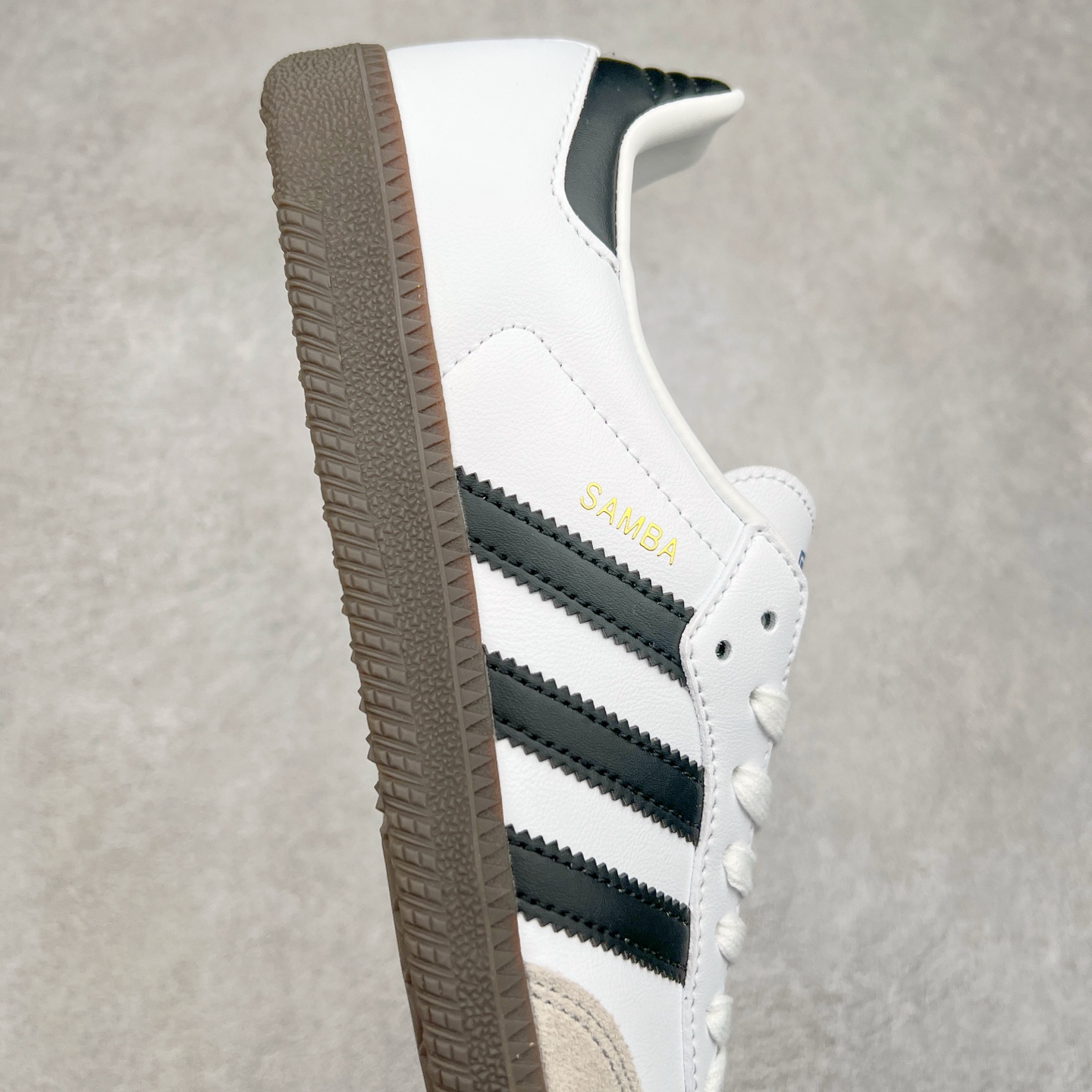 图片[6]-＃纯原福利 AD Original Samba OG 复古经典轻便板鞋 B75806 正确烫金高频细节 原装纳米超迁皮料 独家私模橡胶大底 原盒原配 正确黑色中底布 这款桑巴鞋展示了高质量的工艺 带有装饰的超锁缝制和无缝的手感 柔软、柔软的皮革造型和标志性的3条纹完成了精致的外观 正规合身鞋带 鞋面上有绒面鞋垫 橡胶鞋底 享受正畸套筒软感 自50年代首次亮相以来就一直在赢得粉丝的青睐 尺码：35.5 36 36.5 37.5 38 38.5 39 40 40.5 41 42 42.5 43 44 44.5 45-选品中心
