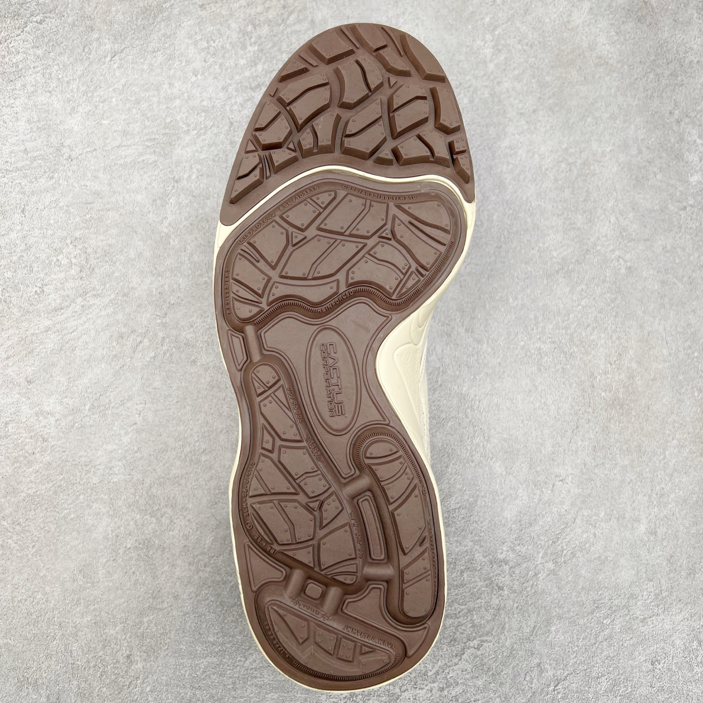 图片[9]-＃纯原 Travis Scott x NK Shark-A-Don \\\”Sail\\\” 舒适潮流防滑耐磨低帮生活休闲鞋 HQ3061-102 Travis Scott 携手NK再度发布令人期待的 “ Shark-A-Don ” ，作为继话题满满的 “ Jumpman Jack ” 之后的又一潮流巅峰之作，这款鞋以全新的鞋型搭配 “ Sail ” 配色惊艳登场，不禁让人好奇它是否还能继续捕获粉丝们的狂热追捧与喜爱。鞋面采用了柔和的米白色调，融合高级皮革与细腻的绒面革材质，整体外观质感满满。设计上，它保留了绑带元素，提升了鞋子的稳固性。重点是这次取消了倒钩元素设计。为了提升透气性，鞋舌和鞋领部分采用了网眼布料。鞋后跟印有 Cactus Jack 的品牌标志和 Travis Scott 的招牌鬼脸 Logo，标签处还设计了 3M 反光细节。而 Swoosh 则巧妙地与 Travis Scott 的个人元素融合在一起。尺码：40 40.5 41 42 42.5 43 44 44.5 45-选品中心