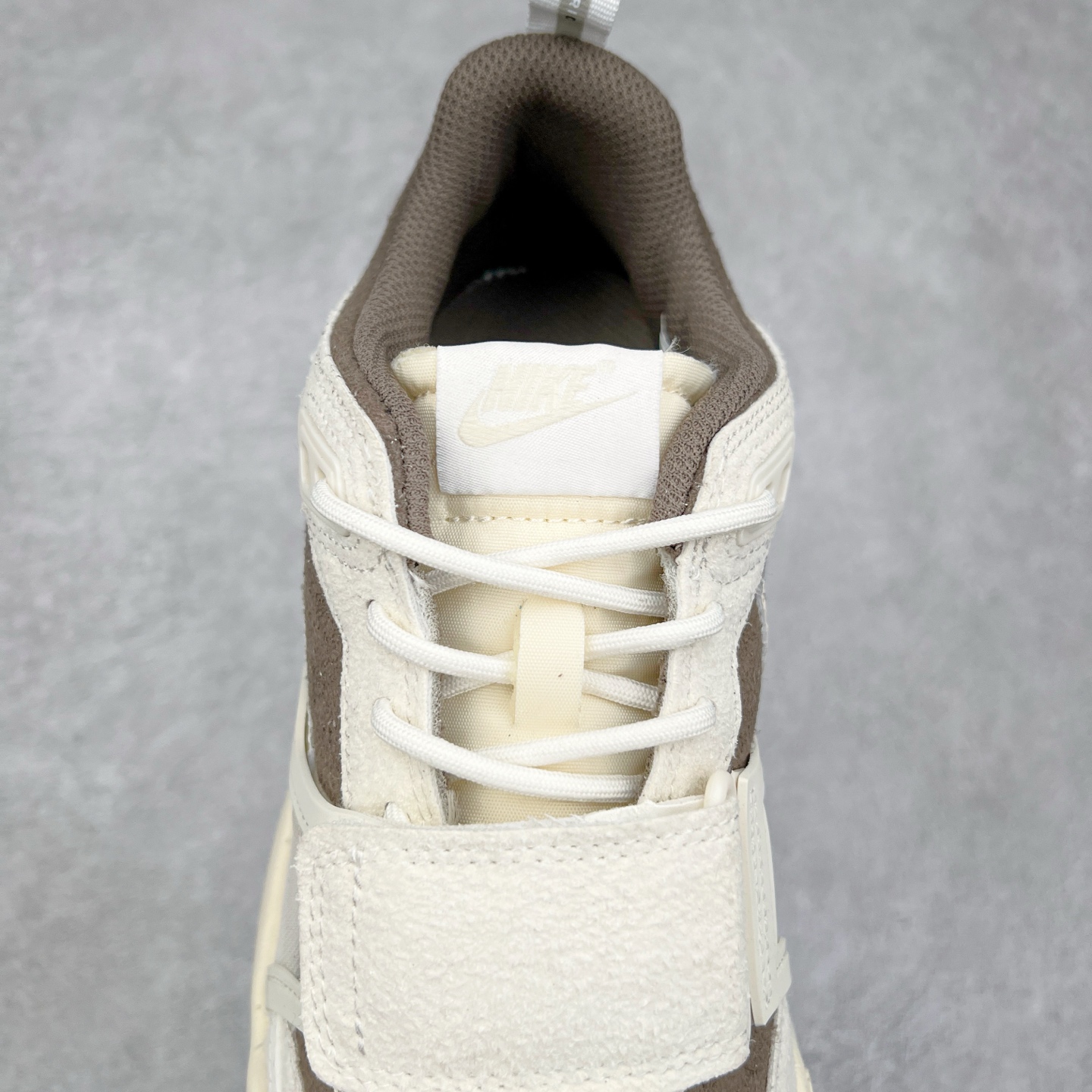 图片[5]-＃纯原 Travis Scott x NK Shark-A-Don \\\”Sail\\\” 舒适潮流防滑耐磨低帮生活休闲鞋 HQ3061-102 Travis Scott 携手NK再度发布令人期待的 “ Shark-A-Don ” ，作为继话题满满的 “ Jumpman Jack ” 之后的又一潮流巅峰之作，这款鞋以全新的鞋型搭配 “ Sail ” 配色惊艳登场，不禁让人好奇它是否还能继续捕获粉丝们的狂热追捧与喜爱。鞋面采用了柔和的米白色调，融合高级皮革与细腻的绒面革材质，整体外观质感满满。设计上，它保留了绑带元素，提升了鞋子的稳固性。重点是这次取消了倒钩元素设计。为了提升透气性，鞋舌和鞋领部分采用了网眼布料。鞋后跟印有 Cactus Jack 的品牌标志和 Travis Scott 的招牌鬼脸 Logo，标签处还设计了 3M 反光细节。而 Swoosh 则巧妙地与 Travis Scott 的个人元素融合在一起。尺码：40 40.5 41 42 42.5 43 44 44.5 45-选品中心