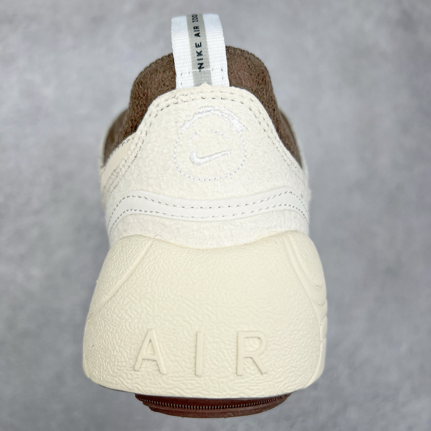 图片[8]-＃纯原 Travis Scott x NK Shark-A-Don \\\”Sail\\\” 舒适潮流防滑耐磨低帮生活休闲鞋 HQ3061-102 Travis Scott 携手NK再度发布令人期待的 “ Shark-A-Don ” ，作为继话题满满的 “ Jumpman Jack ” 之后的又一潮流巅峰之作，这款鞋以全新的鞋型搭配 “ Sail ” 配色惊艳登场，不禁让人好奇它是否还能继续捕获粉丝们的狂热追捧与喜爱。鞋面采用了柔和的米白色调，融合高级皮革与细腻的绒面革材质，整体外观质感满满。设计上，它保留了绑带元素，提升了鞋子的稳固性。重点是这次取消了倒钩元素设计。为了提升透气性，鞋舌和鞋领部分采用了网眼布料。鞋后跟印有 Cactus Jack 的品牌标志和 Travis Scott 的招牌鬼脸 Logo，标签处还设计了 3M 反光细节。而 Swoosh 则巧妙地与 Travis Scott 的个人元素融合在一起。尺码：40 40.5 41 42 42.5 43 44 44.5 45-选品中心