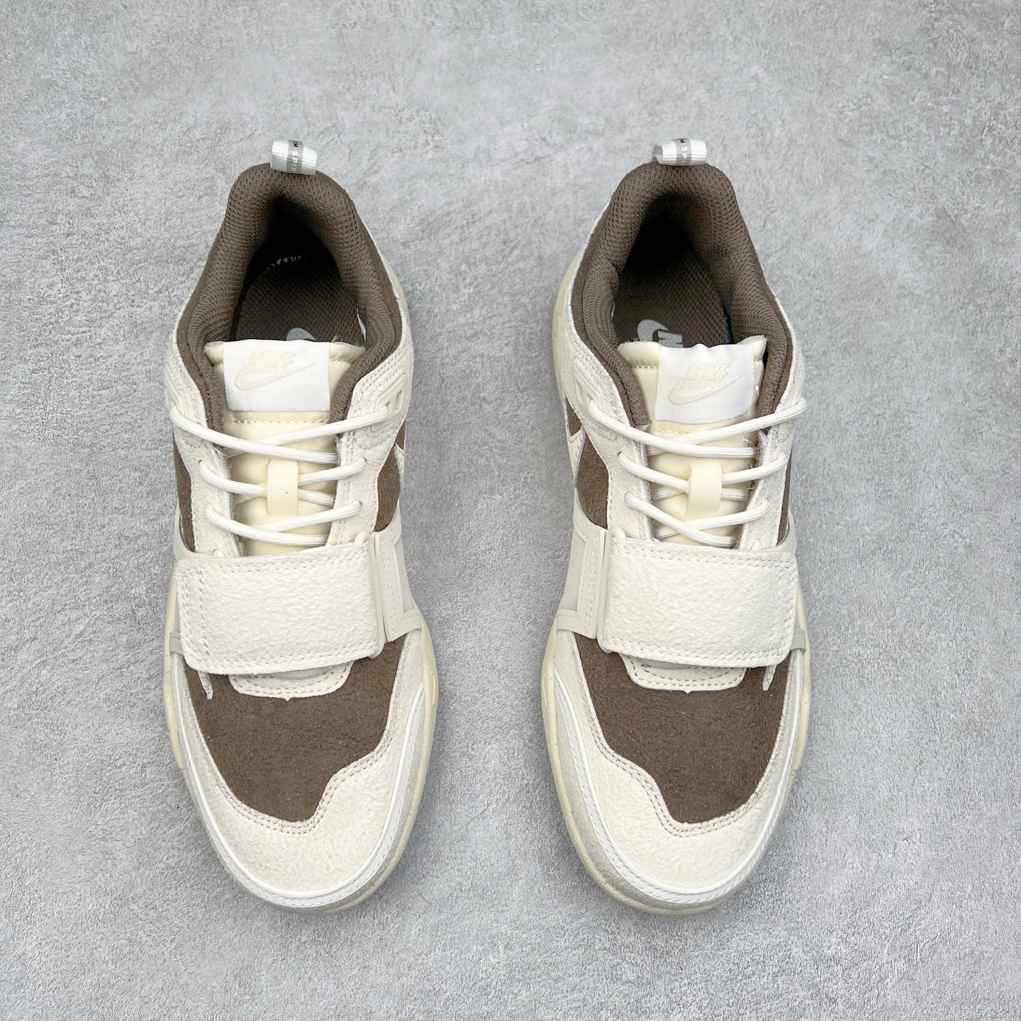 图片[2]-＃纯原 Travis Scott x NK Shark-A-Don \\\”Sail\\\” 舒适潮流防滑耐磨低帮生活休闲鞋 HQ3061-102 Travis Scott 携手NK再度发布令人期待的 “ Shark-A-Don ” ，作为继话题满满的 “ Jumpman Jack ” 之后的又一潮流巅峰之作，这款鞋以全新的鞋型搭配 “ Sail ” 配色惊艳登场，不禁让人好奇它是否还能继续捕获粉丝们的狂热追捧与喜爱。鞋面采用了柔和的米白色调，融合高级皮革与细腻的绒面革材质，整体外观质感满满。设计上，它保留了绑带元素，提升了鞋子的稳固性。重点是这次取消了倒钩元素设计。为了提升透气性，鞋舌和鞋领部分采用了网眼布料。鞋后跟印有 Cactus Jack 的品牌标志和 Travis Scott 的招牌鬼脸 Logo，标签处还设计了 3M 反光细节。而 Swoosh 则巧妙地与 Travis Scott 的个人元素融合在一起。尺码：40 40.5 41 42 42.5 43 44 44.5 45-选品中心