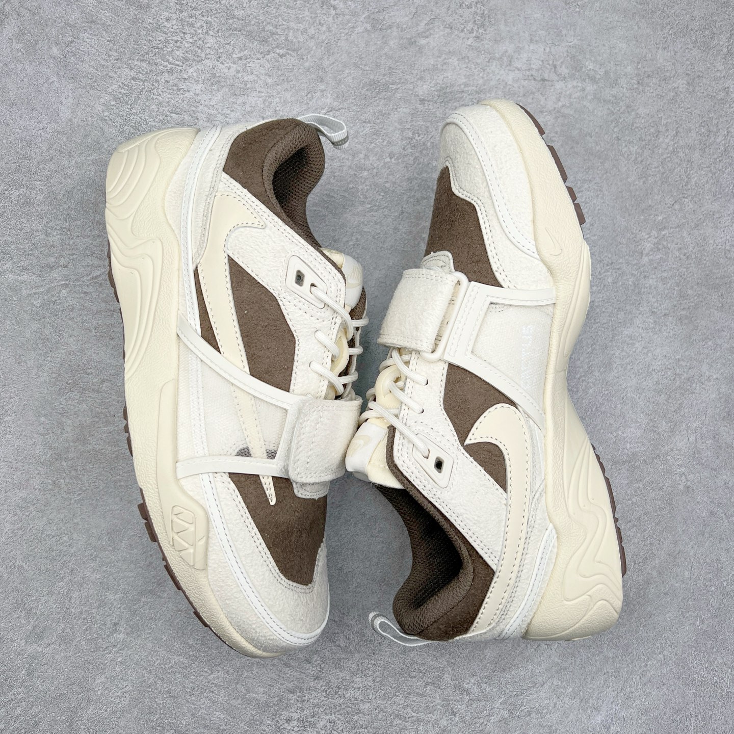 图片[3]-＃纯原 Travis Scott x NK Shark-A-Don \\\”Sail\\\” 舒适潮流防滑耐磨低帮生活休闲鞋 HQ3061-102 Travis Scott 携手NK再度发布令人期待的 “ Shark-A-Don ” ，作为继话题满满的 “ Jumpman Jack ” 之后的又一潮流巅峰之作，这款鞋以全新的鞋型搭配 “ Sail ” 配色惊艳登场，不禁让人好奇它是否还能继续捕获粉丝们的狂热追捧与喜爱。鞋面采用了柔和的米白色调，融合高级皮革与细腻的绒面革材质，整体外观质感满满。设计上，它保留了绑带元素，提升了鞋子的稳固性。重点是这次取消了倒钩元素设计。为了提升透气性，鞋舌和鞋领部分采用了网眼布料。鞋后跟印有 Cactus Jack 的品牌标志和 Travis Scott 的招牌鬼脸 Logo，标签处还设计了 3M 反光细节。而 Swoosh 则巧妙地与 Travis Scott 的个人元素融合在一起。尺码：40 40.5 41 42 42.5 43 44 44.5 45-选品中心