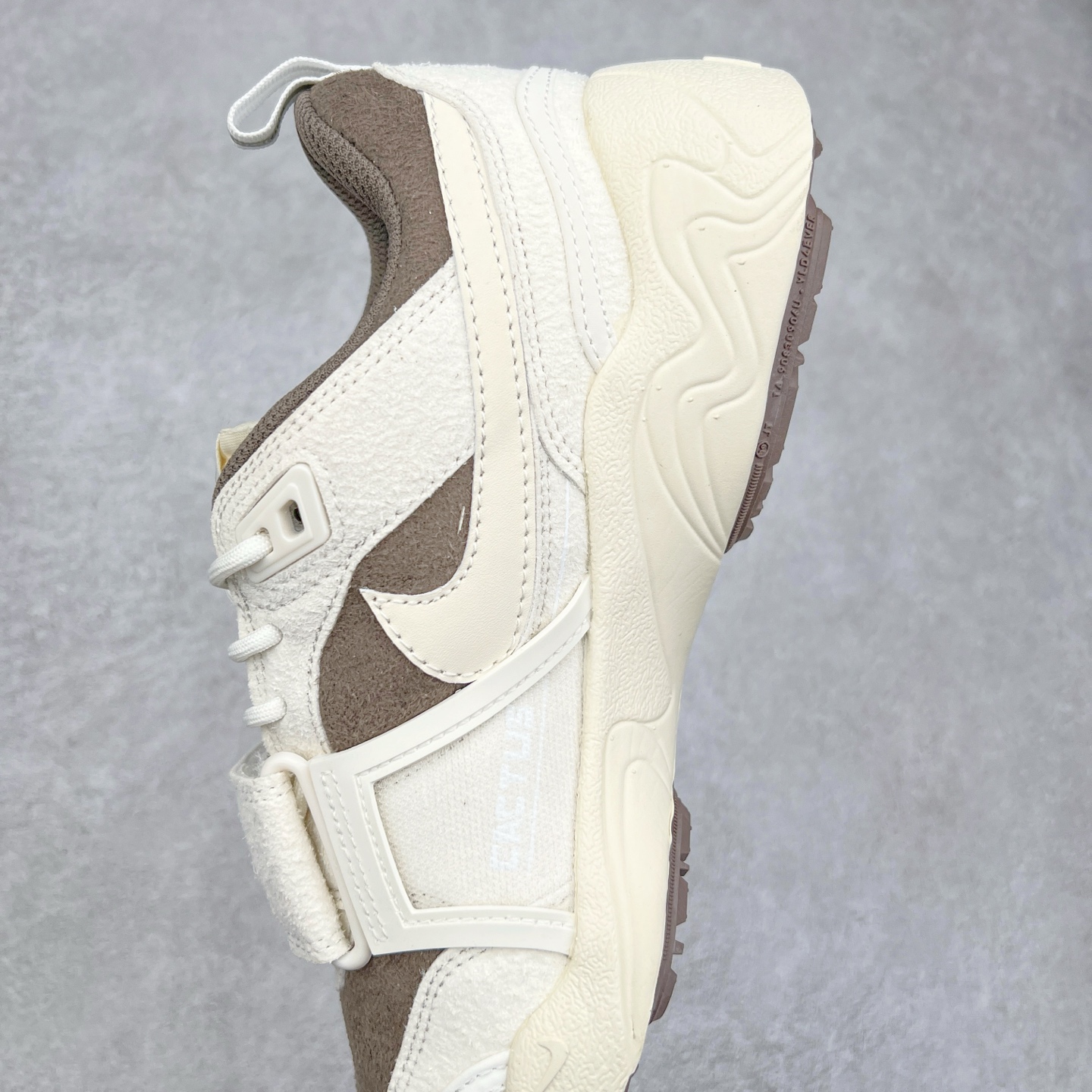 图片[7]-＃纯原 Travis Scott x NK Shark-A-Don \\\”Sail\\\” 舒适潮流防滑耐磨低帮生活休闲鞋 HQ3061-102 Travis Scott 携手NK再度发布令人期待的 “ Shark-A-Don ” ，作为继话题满满的 “ Jumpman Jack ” 之后的又一潮流巅峰之作，这款鞋以全新的鞋型搭配 “ Sail ” 配色惊艳登场，不禁让人好奇它是否还能继续捕获粉丝们的狂热追捧与喜爱。鞋面采用了柔和的米白色调，融合高级皮革与细腻的绒面革材质，整体外观质感满满。设计上，它保留了绑带元素，提升了鞋子的稳固性。重点是这次取消了倒钩元素设计。为了提升透气性，鞋舌和鞋领部分采用了网眼布料。鞋后跟印有 Cactus Jack 的品牌标志和 Travis Scott 的招牌鬼脸 Logo，标签处还设计了 3M 反光细节。而 Swoosh 则巧妙地与 Travis Scott 的个人元素融合在一起。尺码：40 40.5 41 42 42.5 43 44 44.5 45-选品中心