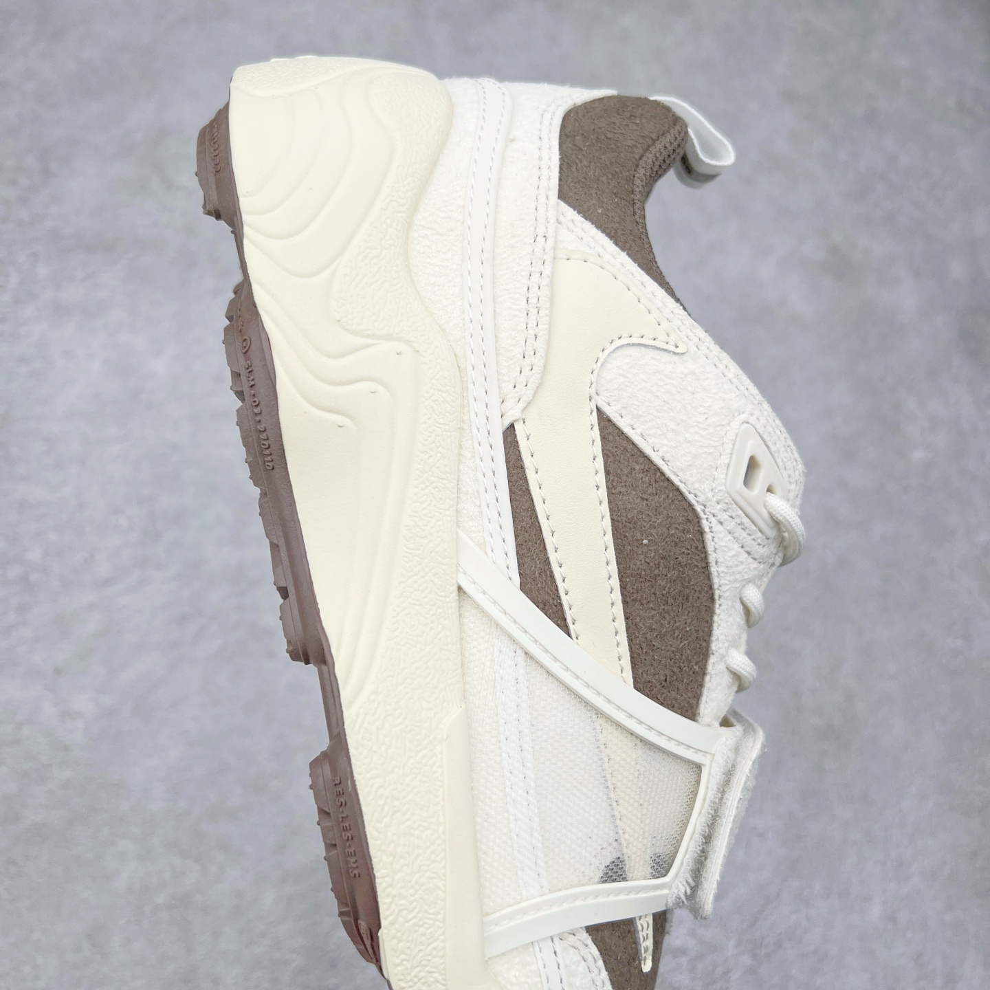 图片[6]-＃纯原 Travis Scott x NK Shark-A-Don \\\”Sail\\\” 舒适潮流防滑耐磨低帮生活休闲鞋 HQ3061-102 Travis Scott 携手NK再度发布令人期待的 “ Shark-A-Don ” ，作为继话题满满的 “ Jumpman Jack ” 之后的又一潮流巅峰之作，这款鞋以全新的鞋型搭配 “ Sail ” 配色惊艳登场，不禁让人好奇它是否还能继续捕获粉丝们的狂热追捧与喜爱。鞋面采用了柔和的米白色调，融合高级皮革与细腻的绒面革材质，整体外观质感满满。设计上，它保留了绑带元素，提升了鞋子的稳固性。重点是这次取消了倒钩元素设计。为了提升透气性，鞋舌和鞋领部分采用了网眼布料。鞋后跟印有 Cactus Jack 的品牌标志和 Travis Scott 的招牌鬼脸 Logo，标签处还设计了 3M 反光细节。而 Swoosh 则巧妙地与 Travis Scott 的个人元素融合在一起。尺码：40 40.5 41 42 42.5 43 44 44.5 45-选品中心