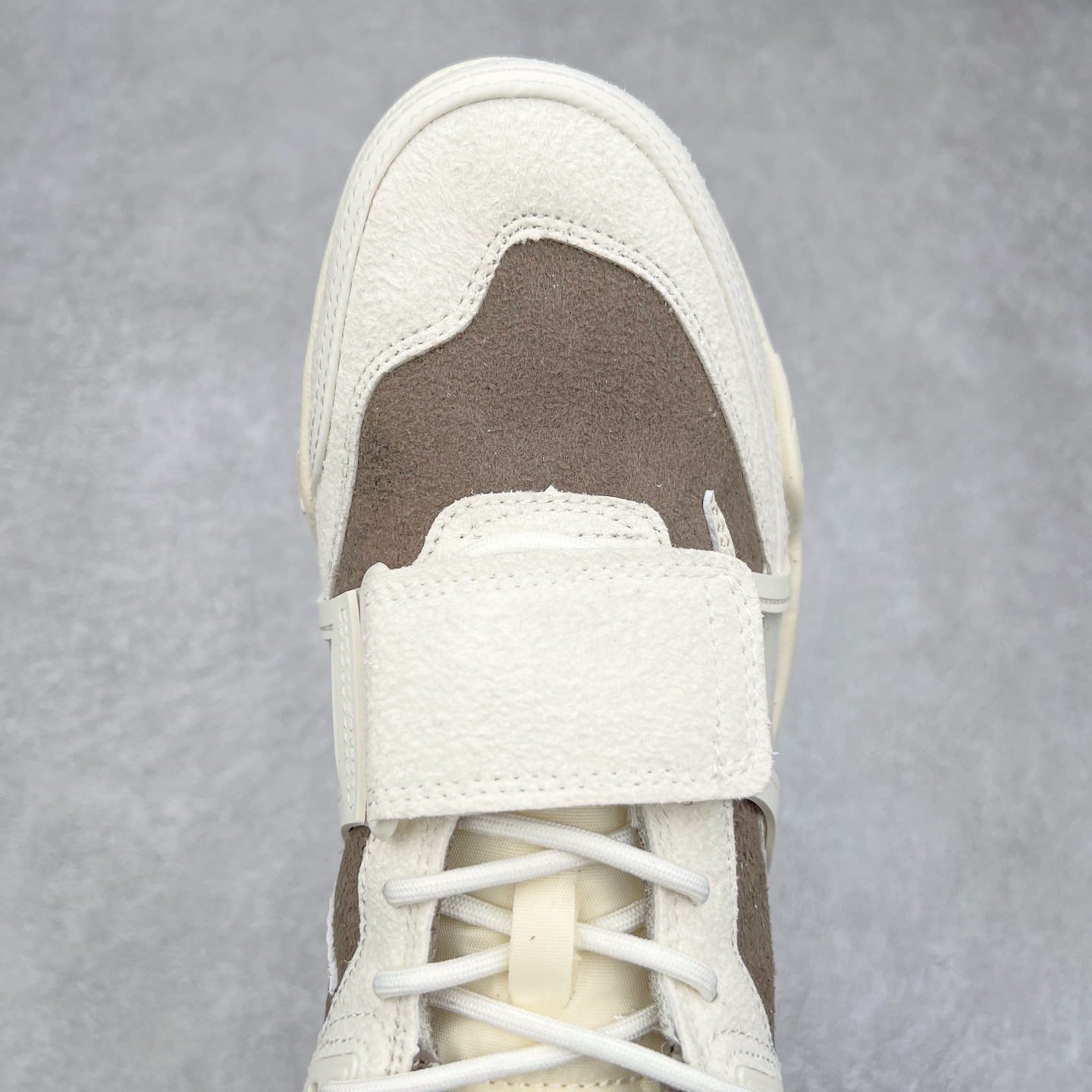 图片[4]-＃纯原 Travis Scott x NK Shark-A-Don \\\”Sail\\\” 舒适潮流防滑耐磨低帮生活休闲鞋 HQ3061-102 Travis Scott 携手NK再度发布令人期待的 “ Shark-A-Don ” ，作为继话题满满的 “ Jumpman Jack ” 之后的又一潮流巅峰之作，这款鞋以全新的鞋型搭配 “ Sail ” 配色惊艳登场，不禁让人好奇它是否还能继续捕获粉丝们的狂热追捧与喜爱。鞋面采用了柔和的米白色调，融合高级皮革与细腻的绒面革材质，整体外观质感满满。设计上，它保留了绑带元素，提升了鞋子的稳固性。重点是这次取消了倒钩元素设计。为了提升透气性，鞋舌和鞋领部分采用了网眼布料。鞋后跟印有 Cactus Jack 的品牌标志和 Travis Scott 的招牌鬼脸 Logo，标签处还设计了 3M 反光细节。而 Swoosh 则巧妙地与 Travis Scott 的个人元素融合在一起。尺码：40 40.5 41 42 42.5 43 44 44.5 45-选品中心