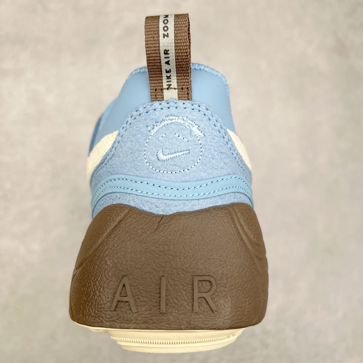 图片[8]-＃纯原 Travis Scott x NK Shark-A-Don \\\”Sail\\\” 舒适潮流防滑耐磨低帮生活休闲鞋 HQ3072-400 Travis Scott 携手NK再度发布令人期待的 “ Shark-A-Don ” ，作为继话题满满的 “ Jumpman Jack ” 之后的又一潮流巅峰之作，这款鞋以全新的鞋型搭配 “ Sail ” 配色惊艳登场，不禁让人好奇它是否还能继续捕获粉丝们的狂热追捧与喜爱。鞋面采用了柔和的米白色调，融合高级皮革与细腻的绒面革材质，整体外观质感满满。设计上，它保留了绑带元素，提升了鞋子的稳固性。重点是这次取消了倒钩元素设计。为了提升透气性，鞋舌和鞋领部分采用了网眼布料。鞋后跟印有 Cactus Jack 的品牌标志和 Travis Scott 的招牌鬼脸 Logo，标签处还设计了 3M 反光细节。而 Swoosh 则巧妙地与 Travis Scott 的个人元素融合在一起。尺码：40 40.5 41 42 42.5 43 44 44.5 45-选品中心