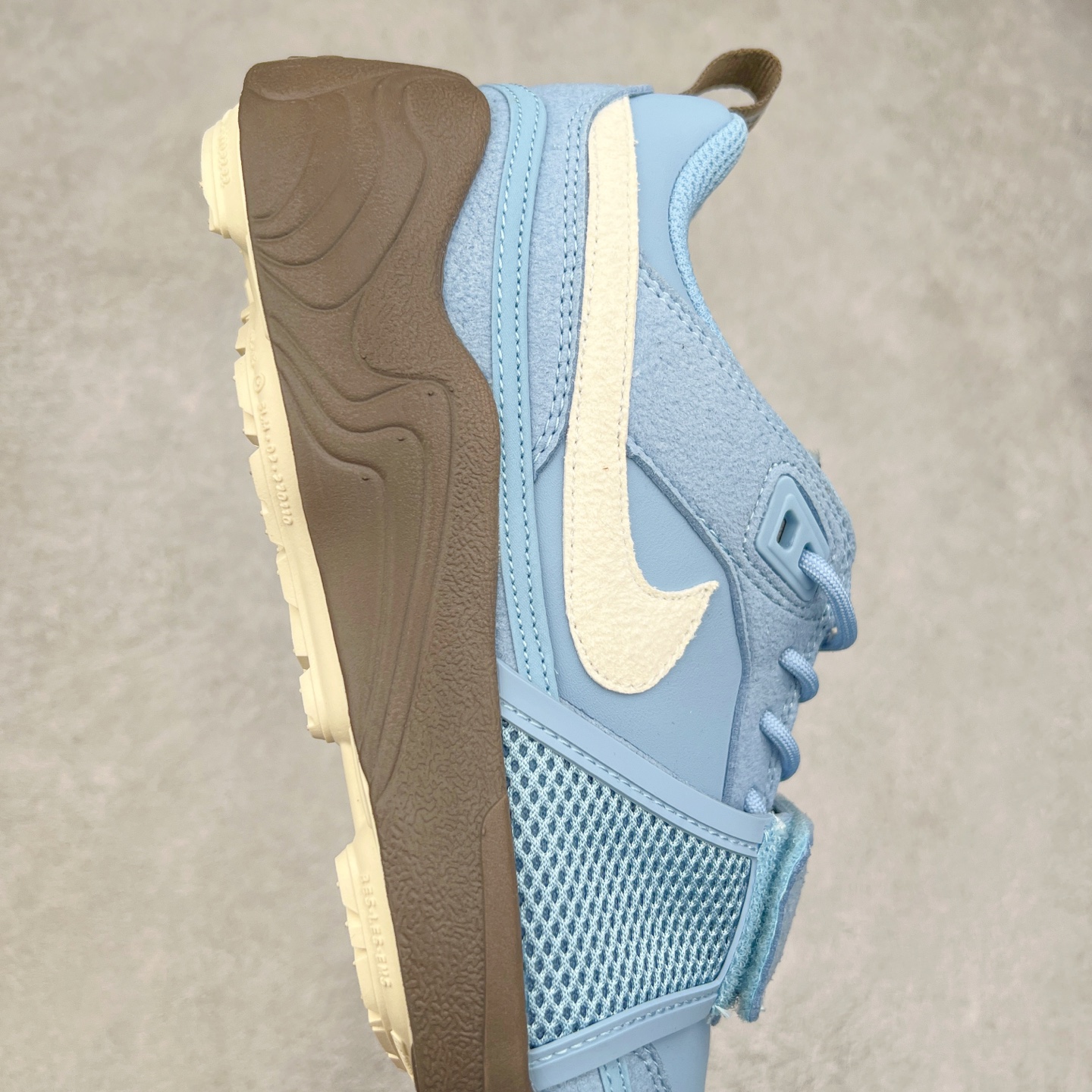 图片[6]-＃纯原 Travis Scott x NK Shark-A-Don \\\”Sail\\\” 舒适潮流防滑耐磨低帮生活休闲鞋 HQ3072-400 Travis Scott 携手NK再度发布令人期待的 “ Shark-A-Don ” ，作为继话题满满的 “ Jumpman Jack ” 之后的又一潮流巅峰之作，这款鞋以全新的鞋型搭配 “ Sail ” 配色惊艳登场，不禁让人好奇它是否还能继续捕获粉丝们的狂热追捧与喜爱。鞋面采用了柔和的米白色调，融合高级皮革与细腻的绒面革材质，整体外观质感满满。设计上，它保留了绑带元素，提升了鞋子的稳固性。重点是这次取消了倒钩元素设计。为了提升透气性，鞋舌和鞋领部分采用了网眼布料。鞋后跟印有 Cactus Jack 的品牌标志和 Travis Scott 的招牌鬼脸 Logo，标签处还设计了 3M 反光细节。而 Swoosh 则巧妙地与 Travis Scott 的个人元素融合在一起。尺码：40 40.5 41 42 42.5 43 44 44.5 45-选品中心