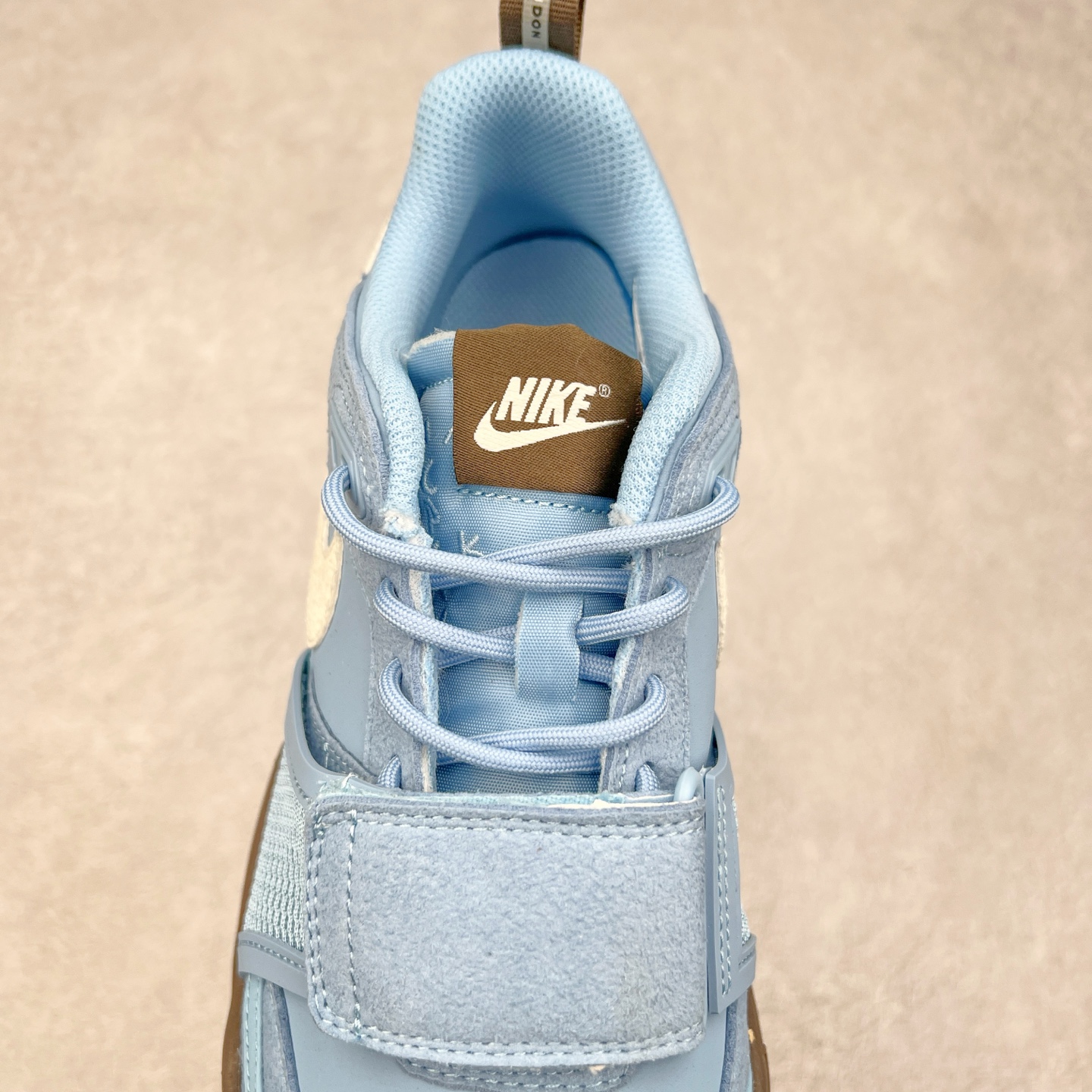 图片[5]-＃纯原 Travis Scott x NK Shark-A-Don \\\”Sail\\\” 舒适潮流防滑耐磨低帮生活休闲鞋 HQ3072-400 Travis Scott 携手NK再度发布令人期待的 “ Shark-A-Don ” ，作为继话题满满的 “ Jumpman Jack ” 之后的又一潮流巅峰之作，这款鞋以全新的鞋型搭配 “ Sail ” 配色惊艳登场，不禁让人好奇它是否还能继续捕获粉丝们的狂热追捧与喜爱。鞋面采用了柔和的米白色调，融合高级皮革与细腻的绒面革材质，整体外观质感满满。设计上，它保留了绑带元素，提升了鞋子的稳固性。重点是这次取消了倒钩元素设计。为了提升透气性，鞋舌和鞋领部分采用了网眼布料。鞋后跟印有 Cactus Jack 的品牌标志和 Travis Scott 的招牌鬼脸 Logo，标签处还设计了 3M 反光细节。而 Swoosh 则巧妙地与 Travis Scott 的个人元素融合在一起。尺码：40 40.5 41 42 42.5 43 44 44.5 45-选品中心