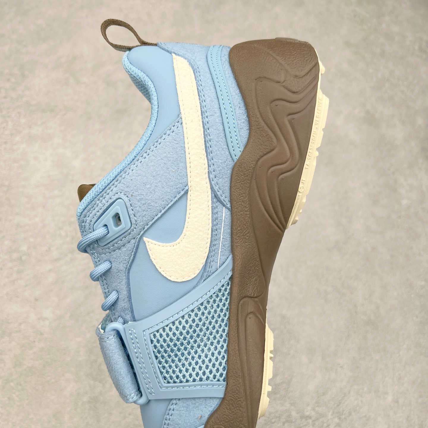 图片[7]-＃纯原 Travis Scott x NK Shark-A-Don \\\”Sail\\\” 舒适潮流防滑耐磨低帮生活休闲鞋 HQ3072-400 Travis Scott 携手NK再度发布令人期待的 “ Shark-A-Don ” ，作为继话题满满的 “ Jumpman Jack ” 之后的又一潮流巅峰之作，这款鞋以全新的鞋型搭配 “ Sail ” 配色惊艳登场，不禁让人好奇它是否还能继续捕获粉丝们的狂热追捧与喜爱。鞋面采用了柔和的米白色调，融合高级皮革与细腻的绒面革材质，整体外观质感满满。设计上，它保留了绑带元素，提升了鞋子的稳固性。重点是这次取消了倒钩元素设计。为了提升透气性，鞋舌和鞋领部分采用了网眼布料。鞋后跟印有 Cactus Jack 的品牌标志和 Travis Scott 的招牌鬼脸 Logo，标签处还设计了 3M 反光细节。而 Swoosh 则巧妙地与 Travis Scott 的个人元素融合在一起。尺码：40 40.5 41 42 42.5 43 44 44.5 45-选品中心