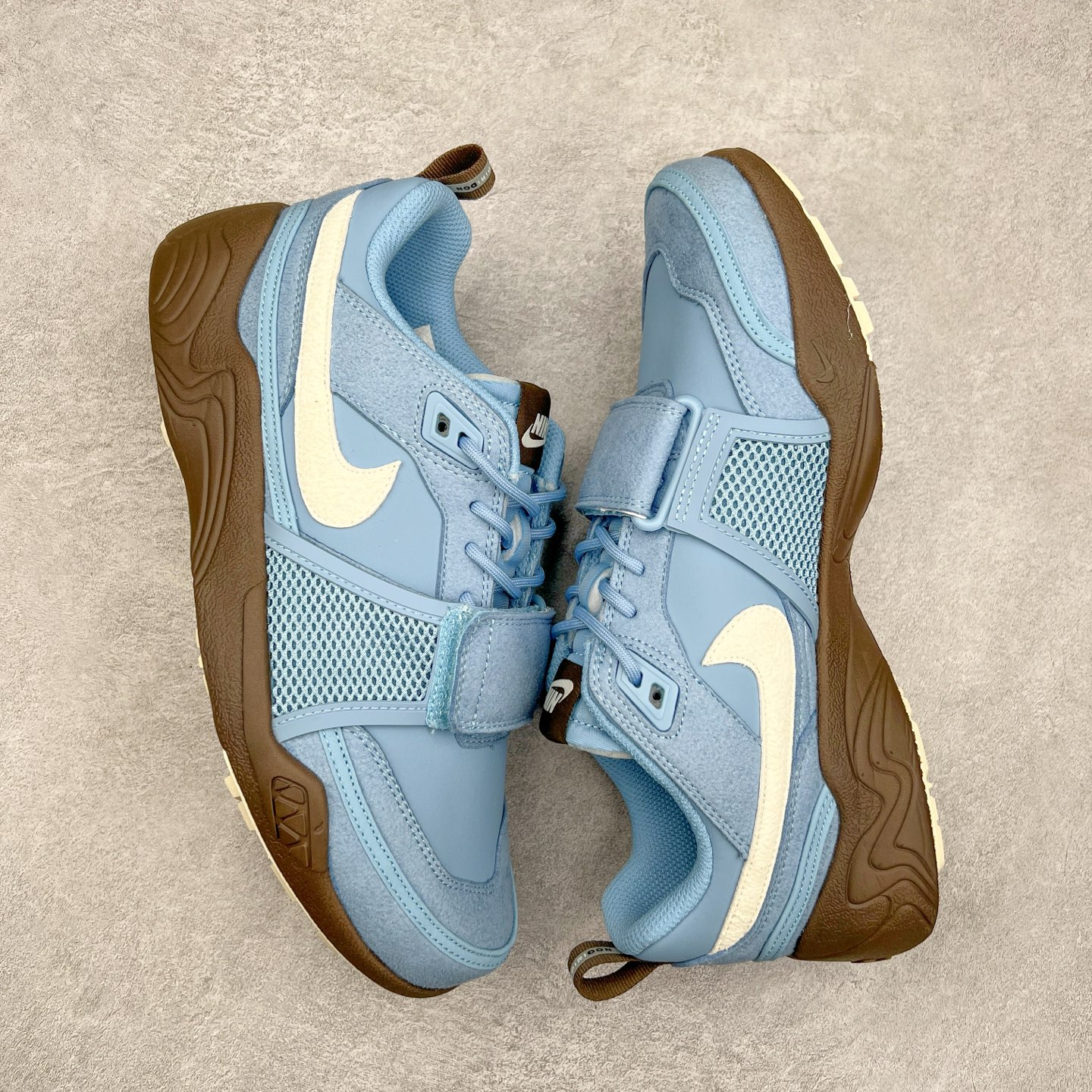 图片[3]-＃纯原 Travis Scott x NK Shark-A-Don \\\”Sail\\\” 舒适潮流防滑耐磨低帮生活休闲鞋 HQ3072-400 Travis Scott 携手NK再度发布令人期待的 “ Shark-A-Don ” ，作为继话题满满的 “ Jumpman Jack ” 之后的又一潮流巅峰之作，这款鞋以全新的鞋型搭配 “ Sail ” 配色惊艳登场，不禁让人好奇它是否还能继续捕获粉丝们的狂热追捧与喜爱。鞋面采用了柔和的米白色调，融合高级皮革与细腻的绒面革材质，整体外观质感满满。设计上，它保留了绑带元素，提升了鞋子的稳固性。重点是这次取消了倒钩元素设计。为了提升透气性，鞋舌和鞋领部分采用了网眼布料。鞋后跟印有 Cactus Jack 的品牌标志和 Travis Scott 的招牌鬼脸 Logo，标签处还设计了 3M 反光细节。而 Swoosh 则巧妙地与 Travis Scott 的个人元素融合在一起。尺码：40 40.5 41 42 42.5 43 44 44.5 45-选品中心