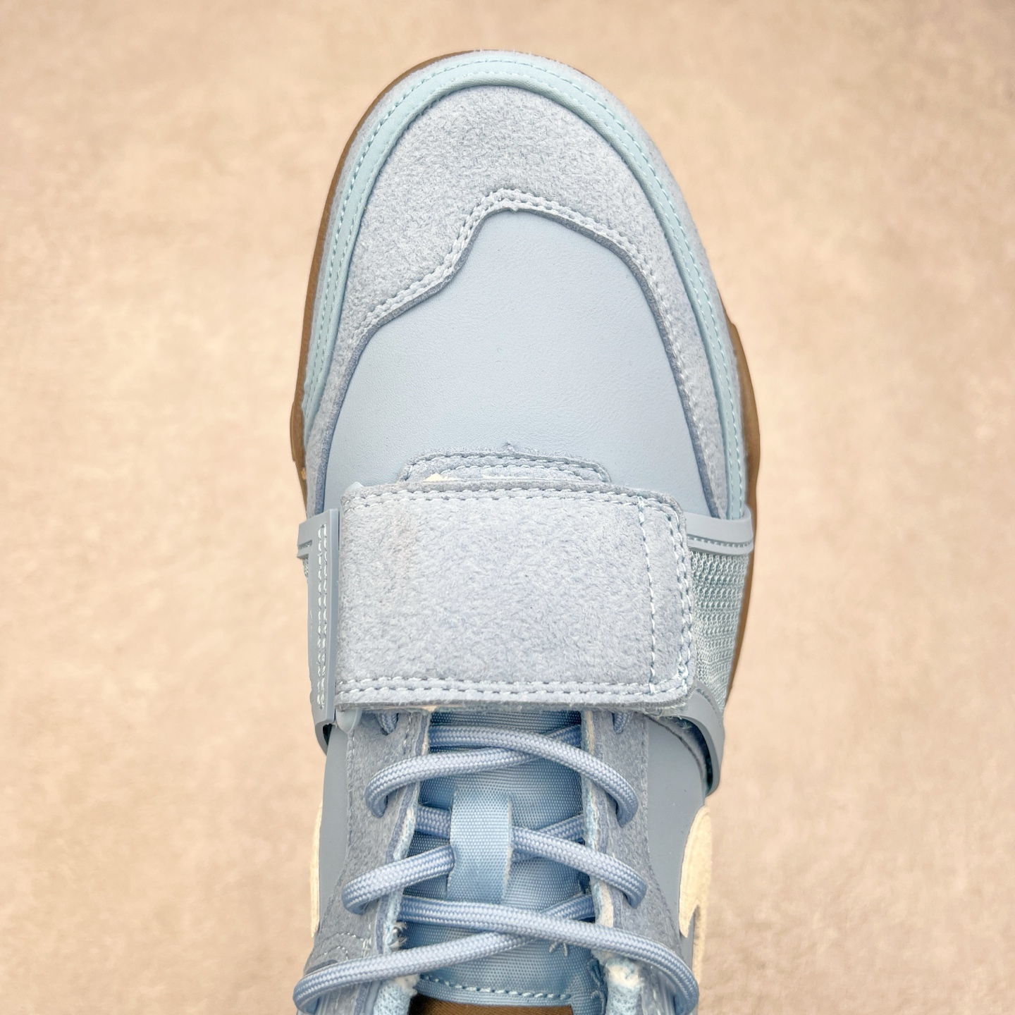 图片[4]-＃纯原 Travis Scott x NK Shark-A-Don \\\”Sail\\\” 舒适潮流防滑耐磨低帮生活休闲鞋 HQ3072-400 Travis Scott 携手NK再度发布令人期待的 “ Shark-A-Don ” ，作为继话题满满的 “ Jumpman Jack ” 之后的又一潮流巅峰之作，这款鞋以全新的鞋型搭配 “ Sail ” 配色惊艳登场，不禁让人好奇它是否还能继续捕获粉丝们的狂热追捧与喜爱。鞋面采用了柔和的米白色调，融合高级皮革与细腻的绒面革材质，整体外观质感满满。设计上，它保留了绑带元素，提升了鞋子的稳固性。重点是这次取消了倒钩元素设计。为了提升透气性，鞋舌和鞋领部分采用了网眼布料。鞋后跟印有 Cactus Jack 的品牌标志和 Travis Scott 的招牌鬼脸 Logo，标签处还设计了 3M 反光细节。而 Swoosh 则巧妙地与 Travis Scott 的个人元素融合在一起。尺码：40 40.5 41 42 42.5 43 44 44.5 45-选品中心