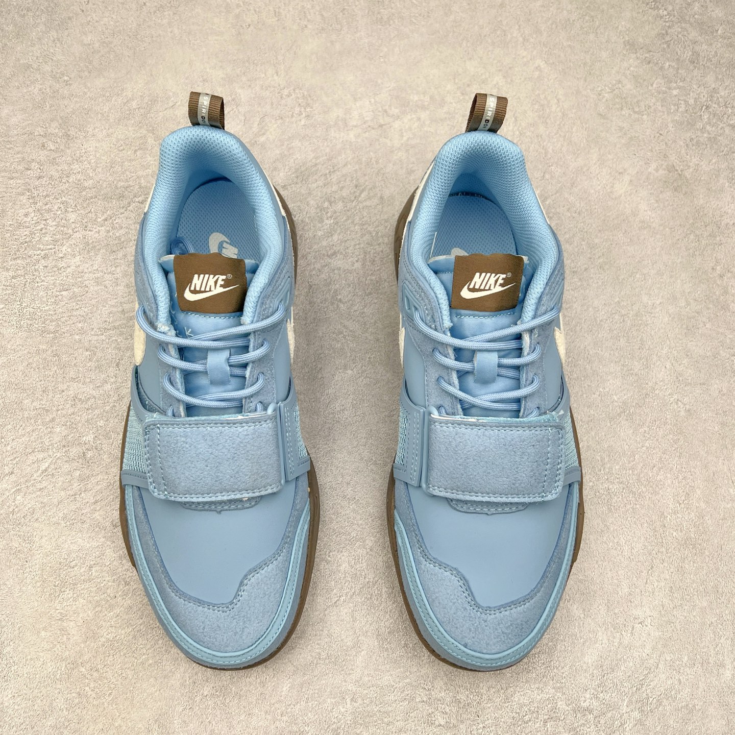 图片[2]-＃纯原 Travis Scott x NK Shark-A-Don \\\”Sail\\\” 舒适潮流防滑耐磨低帮生活休闲鞋 HQ3072-400 Travis Scott 携手NK再度发布令人期待的 “ Shark-A-Don ” ，作为继话题满满的 “ Jumpman Jack ” 之后的又一潮流巅峰之作，这款鞋以全新的鞋型搭配 “ Sail ” 配色惊艳登场，不禁让人好奇它是否还能继续捕获粉丝们的狂热追捧与喜爱。鞋面采用了柔和的米白色调，融合高级皮革与细腻的绒面革材质，整体外观质感满满。设计上，它保留了绑带元素，提升了鞋子的稳固性。重点是这次取消了倒钩元素设计。为了提升透气性，鞋舌和鞋领部分采用了网眼布料。鞋后跟印有 Cactus Jack 的品牌标志和 Travis Scott 的招牌鬼脸 Logo，标签处还设计了 3M 反光细节。而 Swoosh 则巧妙地与 Travis Scott 的个人元素融合在一起。尺码：40 40.5 41 42 42.5 43 44 44.5 45-选品中心