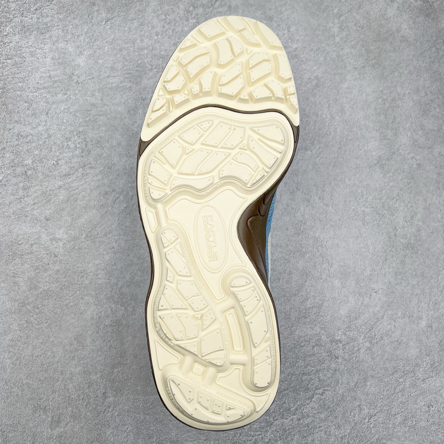 图片[9]-＃纯原 Travis Scott x NK Shark-A-Don \\\”Sail\\\” 舒适潮流防滑耐磨低帮生活休闲鞋 HQ3072-400 Travis Scott 携手NK再度发布令人期待的 “ Shark-A-Don ” ，作为继话题满满的 “ Jumpman Jack ” 之后的又一潮流巅峰之作，这款鞋以全新的鞋型搭配 “ Sail ” 配色惊艳登场，不禁让人好奇它是否还能继续捕获粉丝们的狂热追捧与喜爱。鞋面采用了柔和的米白色调，融合高级皮革与细腻的绒面革材质，整体外观质感满满。设计上，它保留了绑带元素，提升了鞋子的稳固性。重点是这次取消了倒钩元素设计。为了提升透气性，鞋舌和鞋领部分采用了网眼布料。鞋后跟印有 Cactus Jack 的品牌标志和 Travis Scott 的招牌鬼脸 Logo，标签处还设计了 3M 反光细节。而 Swoosh 则巧妙地与 Travis Scott 的个人元素融合在一起。尺码：40 40.5 41 42 42.5 43 44 44.5 45-选品中心