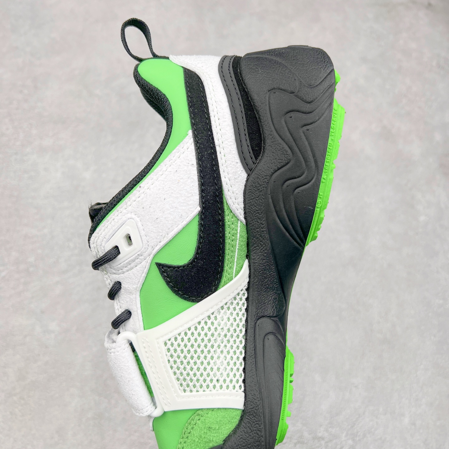 图片[7]-＃纯原 Travis Scott x NK Shark-A-Don \\\”Sail\\\” 舒适潮流防滑耐磨低帮生活休闲鞋 HQ3061-104 Travis Scott 携手NK再度发布令人期待的 “ Shark-A-Don ” ，作为继话题满满的 “ Jumpman Jack ” 之后的又一潮流巅峰之作，这款鞋以全新的鞋型搭配 “ Sail ” 配色惊艳登场，不禁让人好奇它是否还能继续捕获粉丝们的狂热追捧与喜爱。鞋面采用了柔和的米白色调，融合高级皮革与细腻的绒面革材质，整体外观质感满满。设计上，它保留了绑带元素，提升了鞋子的稳固性。重点是这次取消了倒钩元素设计。为了提升透气性，鞋舌和鞋领部分采用了网眼布料。鞋后跟印有 Cactus Jack 的品牌标志和 Travis Scott 的招牌鬼脸 Logo，标签处还设计了 3M 反光细节。而 Swoosh 则巧妙地与 Travis Scott 的个人元素融合在一起。尺码：40 40.5 41 42 42.5 43 44 44.5 45-选品中心