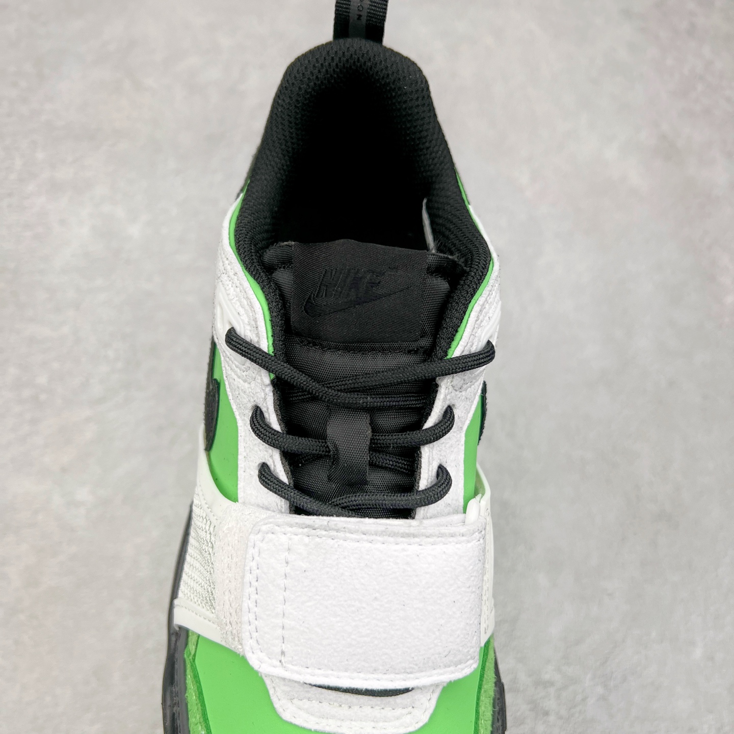 图片[5]-＃纯原 Travis Scott x NK Shark-A-Don \\\”Sail\\\” 舒适潮流防滑耐磨低帮生活休闲鞋 HQ3061-104 Travis Scott 携手NK再度发布令人期待的 “ Shark-A-Don ” ，作为继话题满满的 “ Jumpman Jack ” 之后的又一潮流巅峰之作，这款鞋以全新的鞋型搭配 “ Sail ” 配色惊艳登场，不禁让人好奇它是否还能继续捕获粉丝们的狂热追捧与喜爱。鞋面采用了柔和的米白色调，融合高级皮革与细腻的绒面革材质，整体外观质感满满。设计上，它保留了绑带元素，提升了鞋子的稳固性。重点是这次取消了倒钩元素设计。为了提升透气性，鞋舌和鞋领部分采用了网眼布料。鞋后跟印有 Cactus Jack 的品牌标志和 Travis Scott 的招牌鬼脸 Logo，标签处还设计了 3M 反光细节。而 Swoosh 则巧妙地与 Travis Scott 的个人元素融合在一起。尺码：40 40.5 41 42 42.5 43 44 44.5 45-选品中心