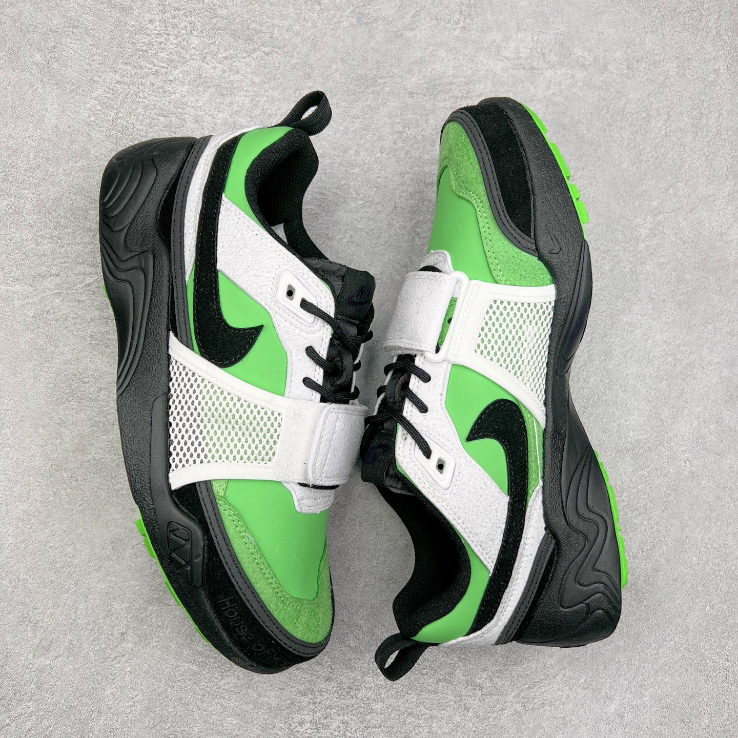 图片[3]-＃纯原 Travis Scott x NK Shark-A-Don \\\”Sail\\\” 舒适潮流防滑耐磨低帮生活休闲鞋 HQ3061-104 Travis Scott 携手NK再度发布令人期待的 “ Shark-A-Don ” ，作为继话题满满的 “ Jumpman Jack ” 之后的又一潮流巅峰之作，这款鞋以全新的鞋型搭配 “ Sail ” 配色惊艳登场，不禁让人好奇它是否还能继续捕获粉丝们的狂热追捧与喜爱。鞋面采用了柔和的米白色调，融合高级皮革与细腻的绒面革材质，整体外观质感满满。设计上，它保留了绑带元素，提升了鞋子的稳固性。重点是这次取消了倒钩元素设计。为了提升透气性，鞋舌和鞋领部分采用了网眼布料。鞋后跟印有 Cactus Jack 的品牌标志和 Travis Scott 的招牌鬼脸 Logo，标签处还设计了 3M 反光细节。而 Swoosh 则巧妙地与 Travis Scott 的个人元素融合在一起。尺码：40 40.5 41 42 42.5 43 44 44.5 45-选品中心