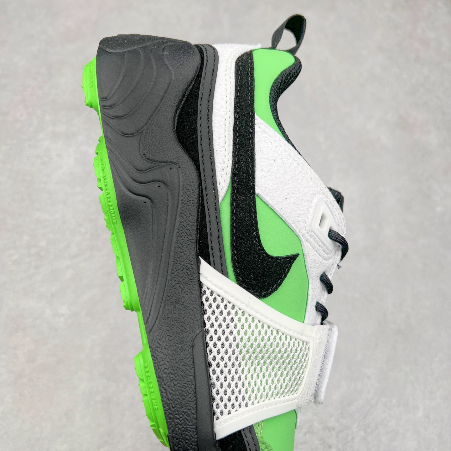 图片[6]-＃纯原 Travis Scott x NK Shark-A-Don \\\”Sail\\\” 舒适潮流防滑耐磨低帮生活休闲鞋 HQ3061-104 Travis Scott 携手NK再度发布令人期待的 “ Shark-A-Don ” ，作为继话题满满的 “ Jumpman Jack ” 之后的又一潮流巅峰之作，这款鞋以全新的鞋型搭配 “ Sail ” 配色惊艳登场，不禁让人好奇它是否还能继续捕获粉丝们的狂热追捧与喜爱。鞋面采用了柔和的米白色调，融合高级皮革与细腻的绒面革材质，整体外观质感满满。设计上，它保留了绑带元素，提升了鞋子的稳固性。重点是这次取消了倒钩元素设计。为了提升透气性，鞋舌和鞋领部分采用了网眼布料。鞋后跟印有 Cactus Jack 的品牌标志和 Travis Scott 的招牌鬼脸 Logo，标签处还设计了 3M 反光细节。而 Swoosh 则巧妙地与 Travis Scott 的个人元素融合在一起。尺码：40 40.5 41 42 42.5 43 44 44.5 45-选品中心