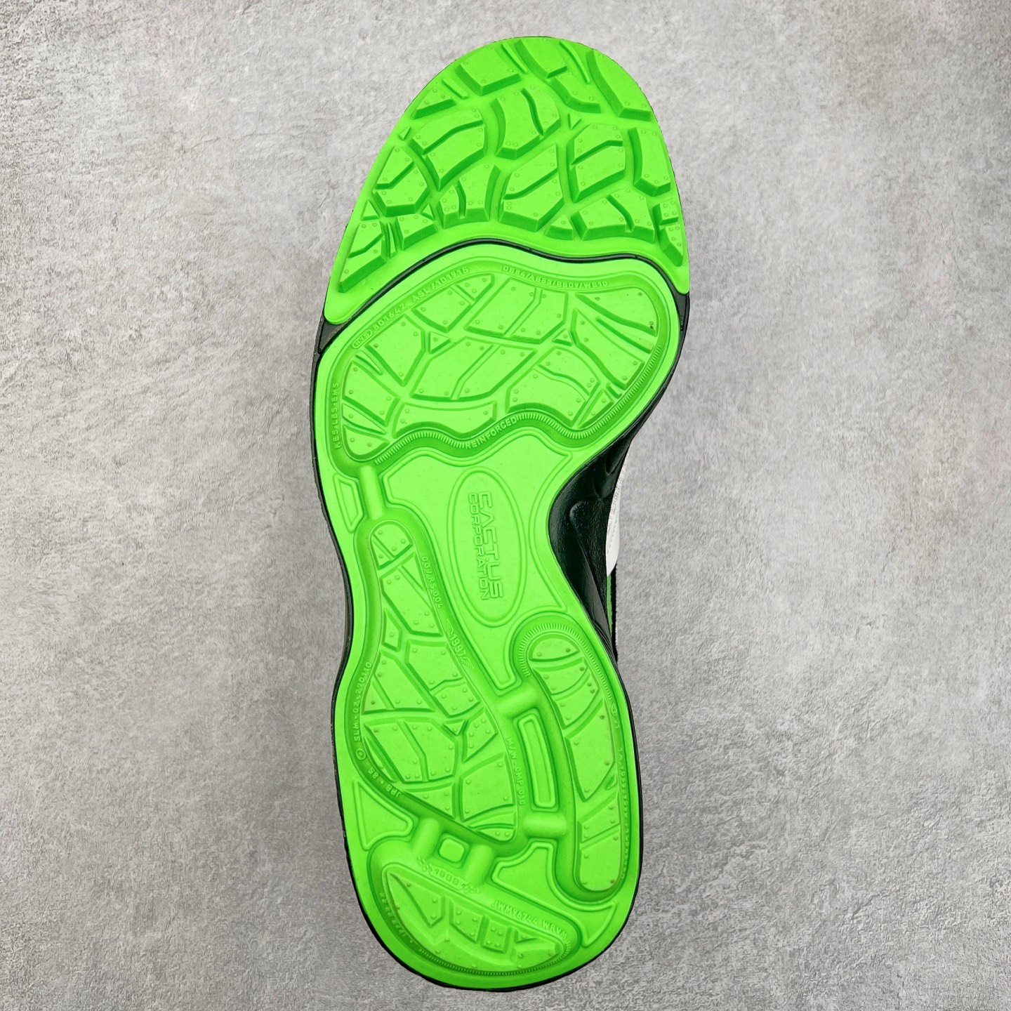 图片[9]-＃纯原 Travis Scott x NK Shark-A-Don \\\”Sail\\\” 舒适潮流防滑耐磨低帮生活休闲鞋 HQ3061-104 Travis Scott 携手NK再度发布令人期待的 “ Shark-A-Don ” ，作为继话题满满的 “ Jumpman Jack ” 之后的又一潮流巅峰之作，这款鞋以全新的鞋型搭配 “ Sail ” 配色惊艳登场，不禁让人好奇它是否还能继续捕获粉丝们的狂热追捧与喜爱。鞋面采用了柔和的米白色调，融合高级皮革与细腻的绒面革材质，整体外观质感满满。设计上，它保留了绑带元素，提升了鞋子的稳固性。重点是这次取消了倒钩元素设计。为了提升透气性，鞋舌和鞋领部分采用了网眼布料。鞋后跟印有 Cactus Jack 的品牌标志和 Travis Scott 的招牌鬼脸 Logo，标签处还设计了 3M 反光细节。而 Swoosh 则巧妙地与 Travis Scott 的个人元素融合在一起。尺码：40 40.5 41 42 42.5 43 44 44.5 45-选品中心