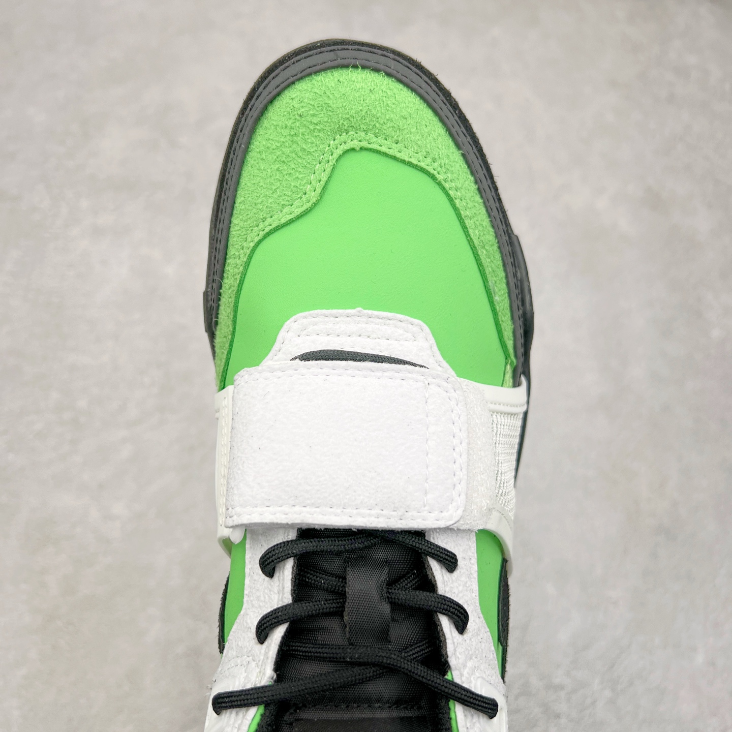 图片[4]-＃纯原 Travis Scott x NK Shark-A-Don \\\”Sail\\\” 舒适潮流防滑耐磨低帮生活休闲鞋 HQ3061-104 Travis Scott 携手NK再度发布令人期待的 “ Shark-A-Don ” ，作为继话题满满的 “ Jumpman Jack ” 之后的又一潮流巅峰之作，这款鞋以全新的鞋型搭配 “ Sail ” 配色惊艳登场，不禁让人好奇它是否还能继续捕获粉丝们的狂热追捧与喜爱。鞋面采用了柔和的米白色调，融合高级皮革与细腻的绒面革材质，整体外观质感满满。设计上，它保留了绑带元素，提升了鞋子的稳固性。重点是这次取消了倒钩元素设计。为了提升透气性，鞋舌和鞋领部分采用了网眼布料。鞋后跟印有 Cactus Jack 的品牌标志和 Travis Scott 的招牌鬼脸 Logo，标签处还设计了 3M 反光细节。而 Swoosh 则巧妙地与 Travis Scott 的个人元素融合在一起。尺码：40 40.5 41 42 42.5 43 44 44.5 45-选品中心