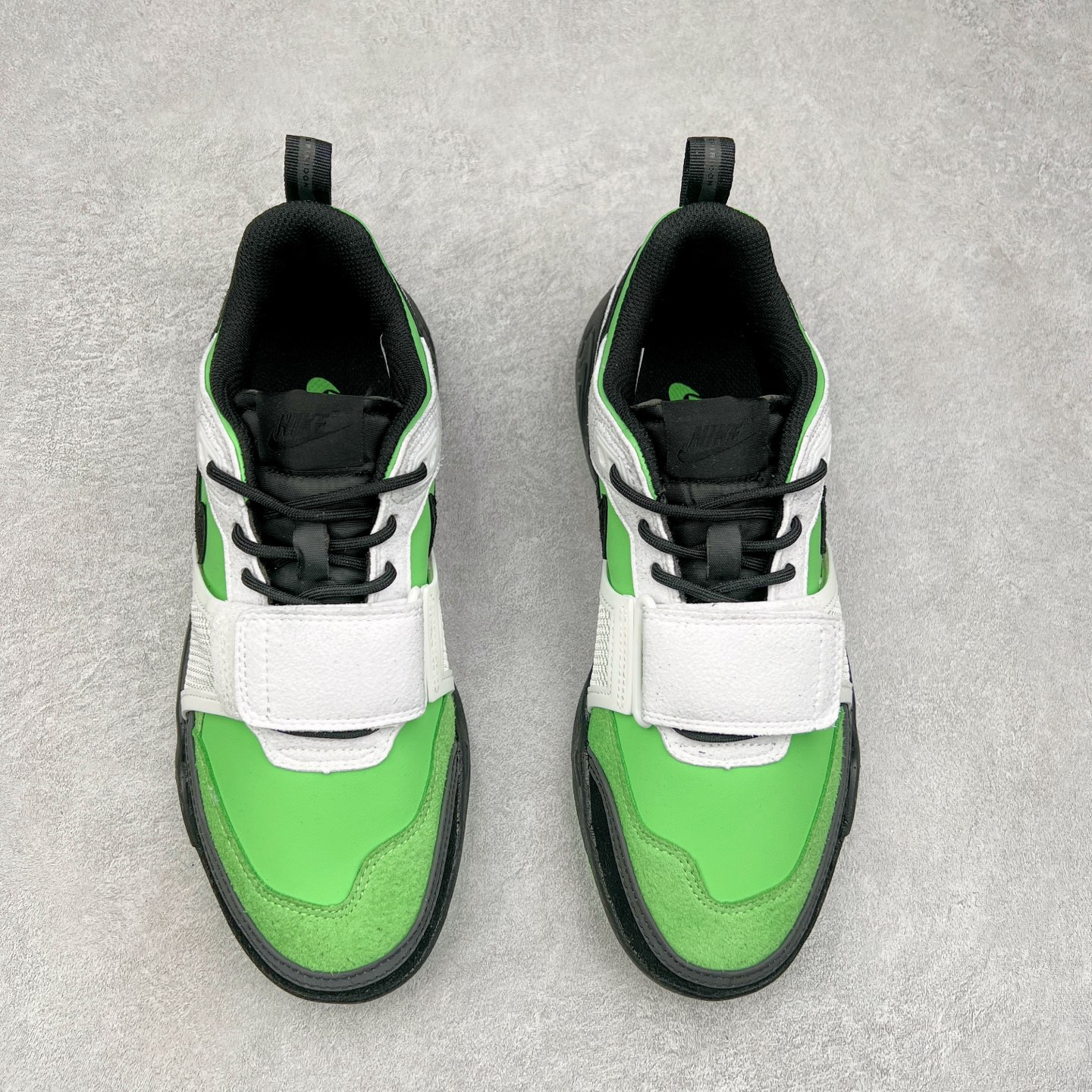 图片[2]-＃纯原 Travis Scott x NK Shark-A-Don \\\”Sail\\\” 舒适潮流防滑耐磨低帮生活休闲鞋 HQ3061-104 Travis Scott 携手NK再度发布令人期待的 “ Shark-A-Don ” ，作为继话题满满的 “ Jumpman Jack ” 之后的又一潮流巅峰之作，这款鞋以全新的鞋型搭配 “ Sail ” 配色惊艳登场，不禁让人好奇它是否还能继续捕获粉丝们的狂热追捧与喜爱。鞋面采用了柔和的米白色调，融合高级皮革与细腻的绒面革材质，整体外观质感满满。设计上，它保留了绑带元素，提升了鞋子的稳固性。重点是这次取消了倒钩元素设计。为了提升透气性，鞋舌和鞋领部分采用了网眼布料。鞋后跟印有 Cactus Jack 的品牌标志和 Travis Scott 的招牌鬼脸 Logo，标签处还设计了 3M 反光细节。而 Swoosh 则巧妙地与 Travis Scott 的个人元素融合在一起。尺码：40 40.5 41 42 42.5 43 44 44.5 45-选品中心