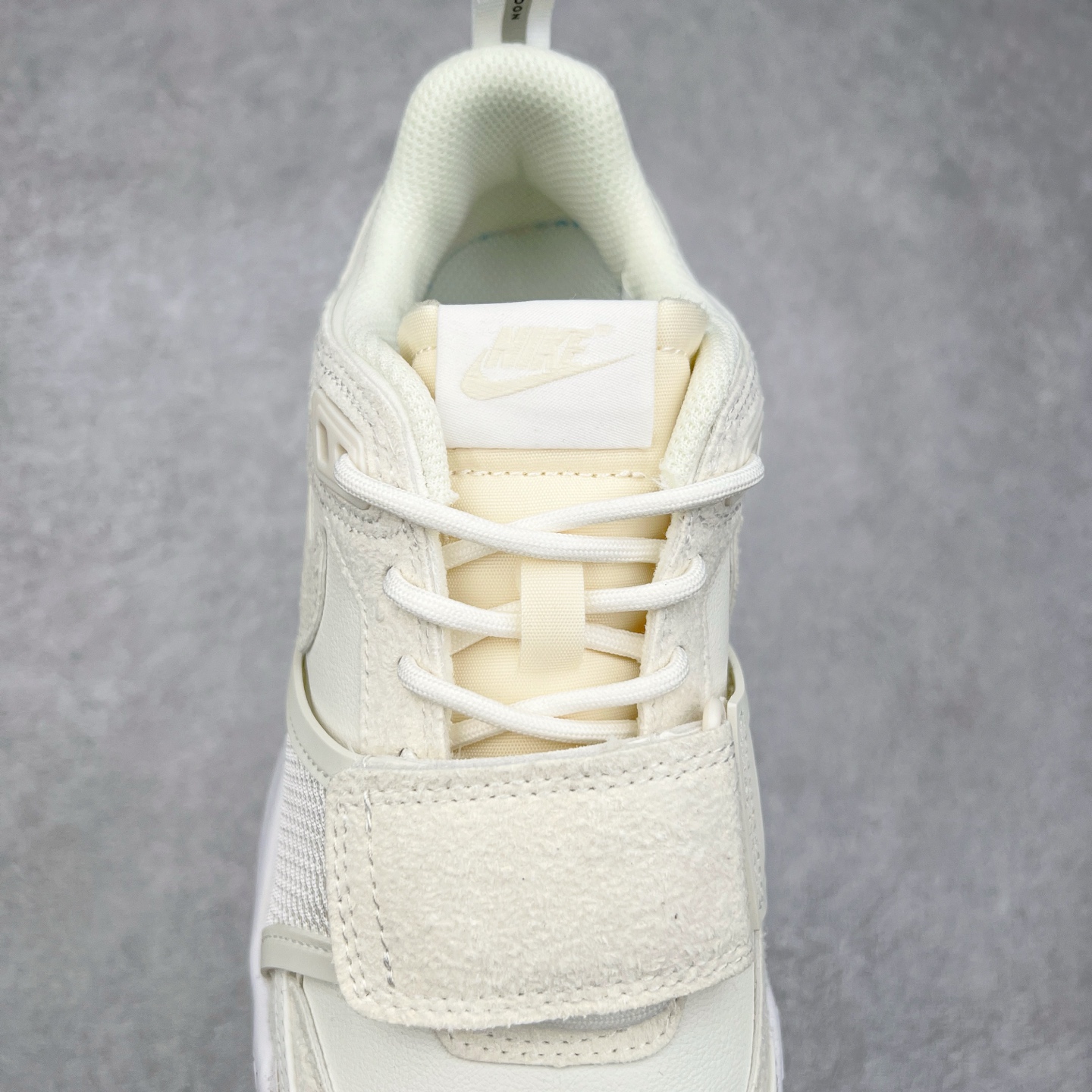 图片[5]-＃纯原 Travis Scott x NK Shark-A-Don \\\”Sail\\\” 舒适潮流防滑耐磨低帮生活休闲鞋 HQ3061-100 Travis Scott 携手NK再度发布令人期待的 “ Shark-A-Don ” ，作为继话题满满的 “ Jumpman Jack ” 之后的又一潮流巅峰之作，这款鞋以全新的鞋型搭配 “ Sail ” 配色惊艳登场，不禁让人好奇它是否还能继续捕获粉丝们的狂热追捧与喜爱。鞋面采用了柔和的米白色调，融合高级皮革与细腻的绒面革材质，整体外观质感满满。设计上，它保留了绑带元素，提升了鞋子的稳固性。重点是这次取消了倒钩元素设计。为了提升透气性，鞋舌和鞋领部分采用了网眼布料。鞋后跟印有 Cactus Jack 的品牌标志和 Travis Scott 的招牌鬼脸 Logo，标签处还设计了 3M 反光细节。而 Swoosh 则巧妙地与 Travis Scott 的个人元素融合在一起。尺码：40 40.5 41 42 42.5 43 44 44.5 45-选品中心