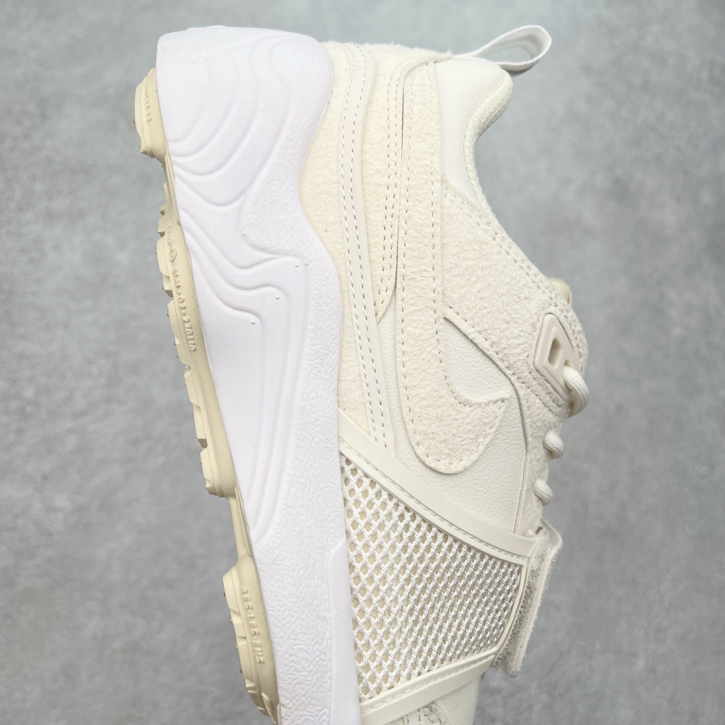 图片[6]-＃纯原 Travis Scott x NK Shark-A-Don \\\”Sail\\\” 舒适潮流防滑耐磨低帮生活休闲鞋 HQ3061-100 Travis Scott 携手NK再度发布令人期待的 “ Shark-A-Don ” ，作为继话题满满的 “ Jumpman Jack ” 之后的又一潮流巅峰之作，这款鞋以全新的鞋型搭配 “ Sail ” 配色惊艳登场，不禁让人好奇它是否还能继续捕获粉丝们的狂热追捧与喜爱。鞋面采用了柔和的米白色调，融合高级皮革与细腻的绒面革材质，整体外观质感满满。设计上，它保留了绑带元素，提升了鞋子的稳固性。重点是这次取消了倒钩元素设计。为了提升透气性，鞋舌和鞋领部分采用了网眼布料。鞋后跟印有 Cactus Jack 的品牌标志和 Travis Scott 的招牌鬼脸 Logo，标签处还设计了 3M 反光细节。而 Swoosh 则巧妙地与 Travis Scott 的个人元素融合在一起。尺码：40 40.5 41 42 42.5 43 44 44.5 45-选品中心