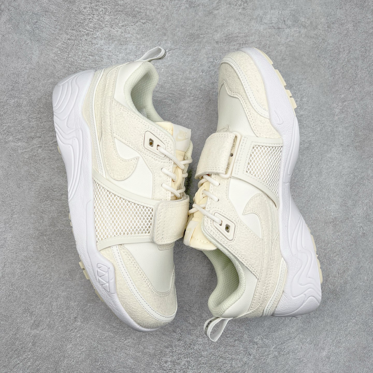 图片[3]-＃纯原 Travis Scott x NK Shark-A-Don \\\”Sail\\\” 舒适潮流防滑耐磨低帮生活休闲鞋 HQ3061-100 Travis Scott 携手NK再度发布令人期待的 “ Shark-A-Don ” ，作为继话题满满的 “ Jumpman Jack ” 之后的又一潮流巅峰之作，这款鞋以全新的鞋型搭配 “ Sail ” 配色惊艳登场，不禁让人好奇它是否还能继续捕获粉丝们的狂热追捧与喜爱。鞋面采用了柔和的米白色调，融合高级皮革与细腻的绒面革材质，整体外观质感满满。设计上，它保留了绑带元素，提升了鞋子的稳固性。重点是这次取消了倒钩元素设计。为了提升透气性，鞋舌和鞋领部分采用了网眼布料。鞋后跟印有 Cactus Jack 的品牌标志和 Travis Scott 的招牌鬼脸 Logo，标签处还设计了 3M 反光细节。而 Swoosh 则巧妙地与 Travis Scott 的个人元素融合在一起。尺码：40 40.5 41 42 42.5 43 44 44.5 45-选品中心