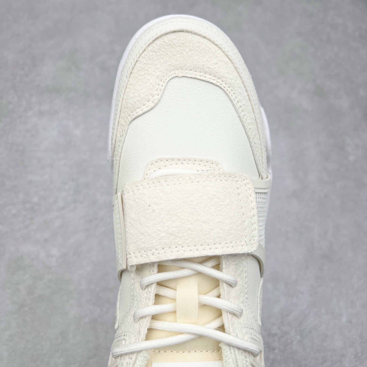 图片[4]-＃纯原 Travis Scott x NK Shark-A-Don \\\”Sail\\\” 舒适潮流防滑耐磨低帮生活休闲鞋 HQ3061-100 Travis Scott 携手NK再度发布令人期待的 “ Shark-A-Don ” ，作为继话题满满的 “ Jumpman Jack ” 之后的又一潮流巅峰之作，这款鞋以全新的鞋型搭配 “ Sail ” 配色惊艳登场，不禁让人好奇它是否还能继续捕获粉丝们的狂热追捧与喜爱。鞋面采用了柔和的米白色调，融合高级皮革与细腻的绒面革材质，整体外观质感满满。设计上，它保留了绑带元素，提升了鞋子的稳固性。重点是这次取消了倒钩元素设计。为了提升透气性，鞋舌和鞋领部分采用了网眼布料。鞋后跟印有 Cactus Jack 的品牌标志和 Travis Scott 的招牌鬼脸 Logo，标签处还设计了 3M 反光细节。而 Swoosh 则巧妙地与 Travis Scott 的个人元素融合在一起。尺码：40 40.5 41 42 42.5 43 44 44.5 45-选品中心