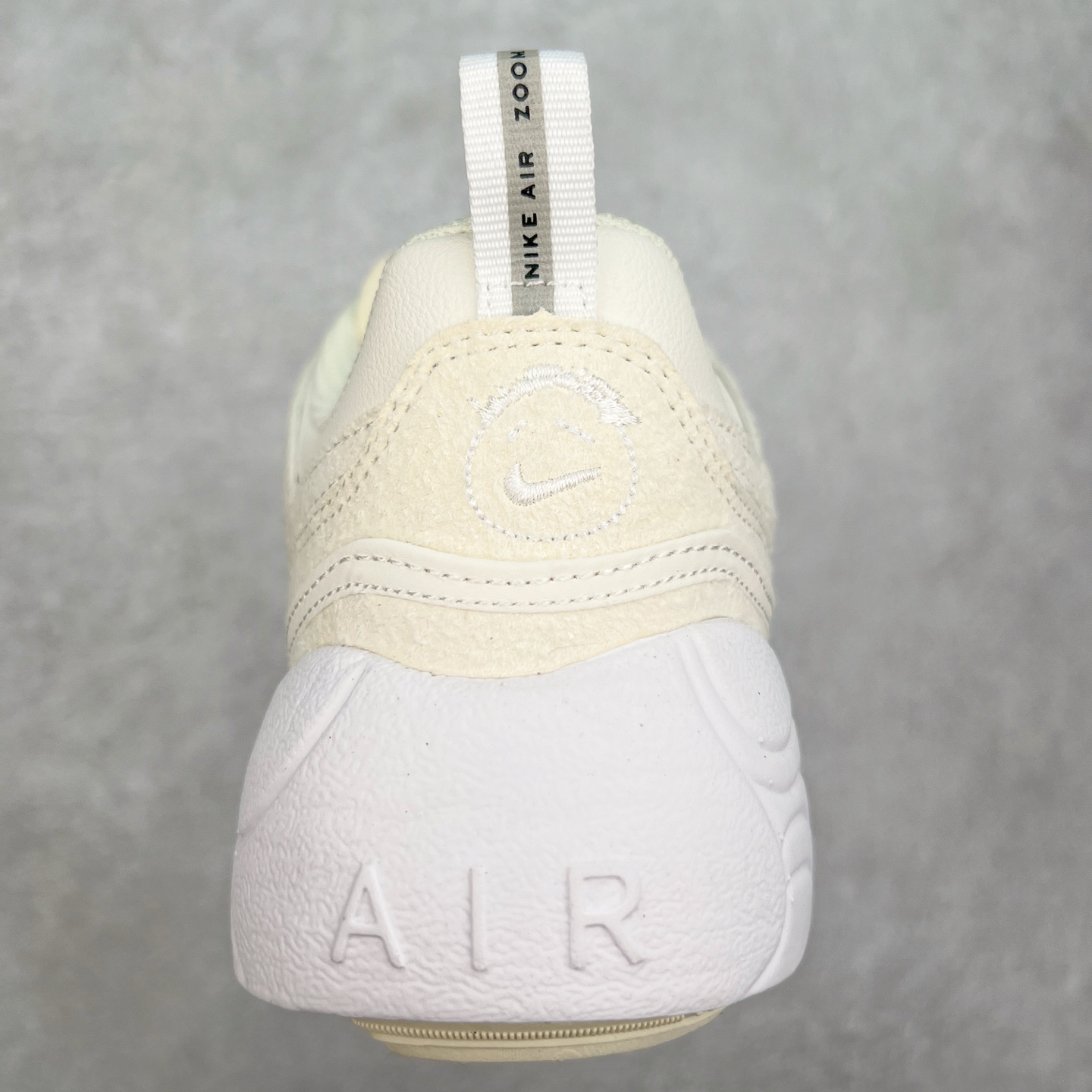 图片[8]-＃纯原 Travis Scott x NK Shark-A-Don \\\”Sail\\\” 舒适潮流防滑耐磨低帮生活休闲鞋 HQ3061-100 Travis Scott 携手NK再度发布令人期待的 “ Shark-A-Don ” ，作为继话题满满的 “ Jumpman Jack ” 之后的又一潮流巅峰之作，这款鞋以全新的鞋型搭配 “ Sail ” 配色惊艳登场，不禁让人好奇它是否还能继续捕获粉丝们的狂热追捧与喜爱。鞋面采用了柔和的米白色调，融合高级皮革与细腻的绒面革材质，整体外观质感满满。设计上，它保留了绑带元素，提升了鞋子的稳固性。重点是这次取消了倒钩元素设计。为了提升透气性，鞋舌和鞋领部分采用了网眼布料。鞋后跟印有 Cactus Jack 的品牌标志和 Travis Scott 的招牌鬼脸 Logo，标签处还设计了 3M 反光细节。而 Swoosh 则巧妙地与 Travis Scott 的个人元素融合在一起。尺码：40 40.5 41 42 42.5 43 44 44.5 45-选品中心