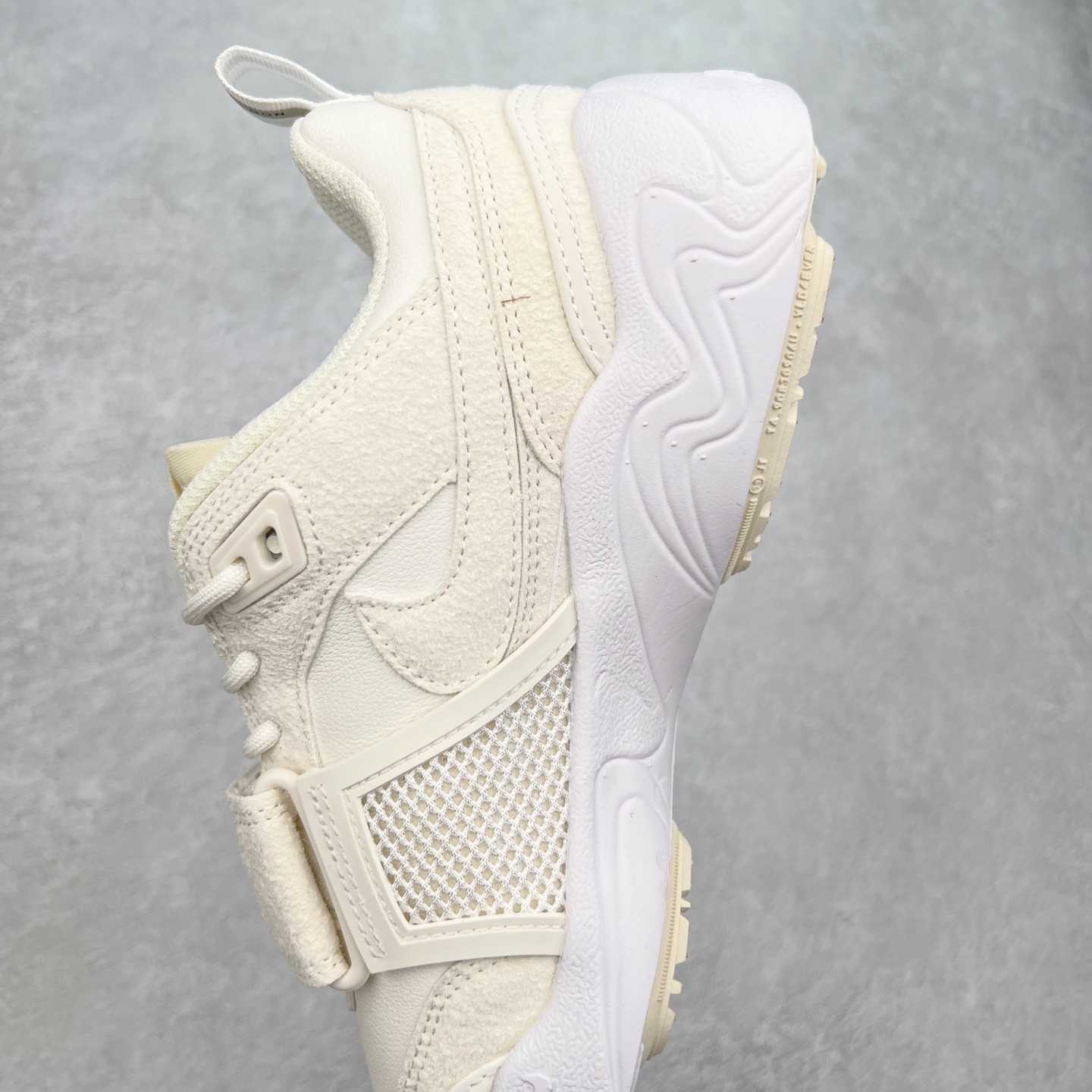 图片[7]-＃纯原 Travis Scott x NK Shark-A-Don \\\”Sail\\\” 舒适潮流防滑耐磨低帮生活休闲鞋 HQ3061-100 Travis Scott 携手NK再度发布令人期待的 “ Shark-A-Don ” ，作为继话题满满的 “ Jumpman Jack ” 之后的又一潮流巅峰之作，这款鞋以全新的鞋型搭配 “ Sail ” 配色惊艳登场，不禁让人好奇它是否还能继续捕获粉丝们的狂热追捧与喜爱。鞋面采用了柔和的米白色调，融合高级皮革与细腻的绒面革材质，整体外观质感满满。设计上，它保留了绑带元素，提升了鞋子的稳固性。重点是这次取消了倒钩元素设计。为了提升透气性，鞋舌和鞋领部分采用了网眼布料。鞋后跟印有 Cactus Jack 的品牌标志和 Travis Scott 的招牌鬼脸 Logo，标签处还设计了 3M 反光细节。而 Swoosh 则巧妙地与 Travis Scott 的个人元素融合在一起。尺码：40 40.5 41 42 42.5 43 44 44.5 45-选品中心